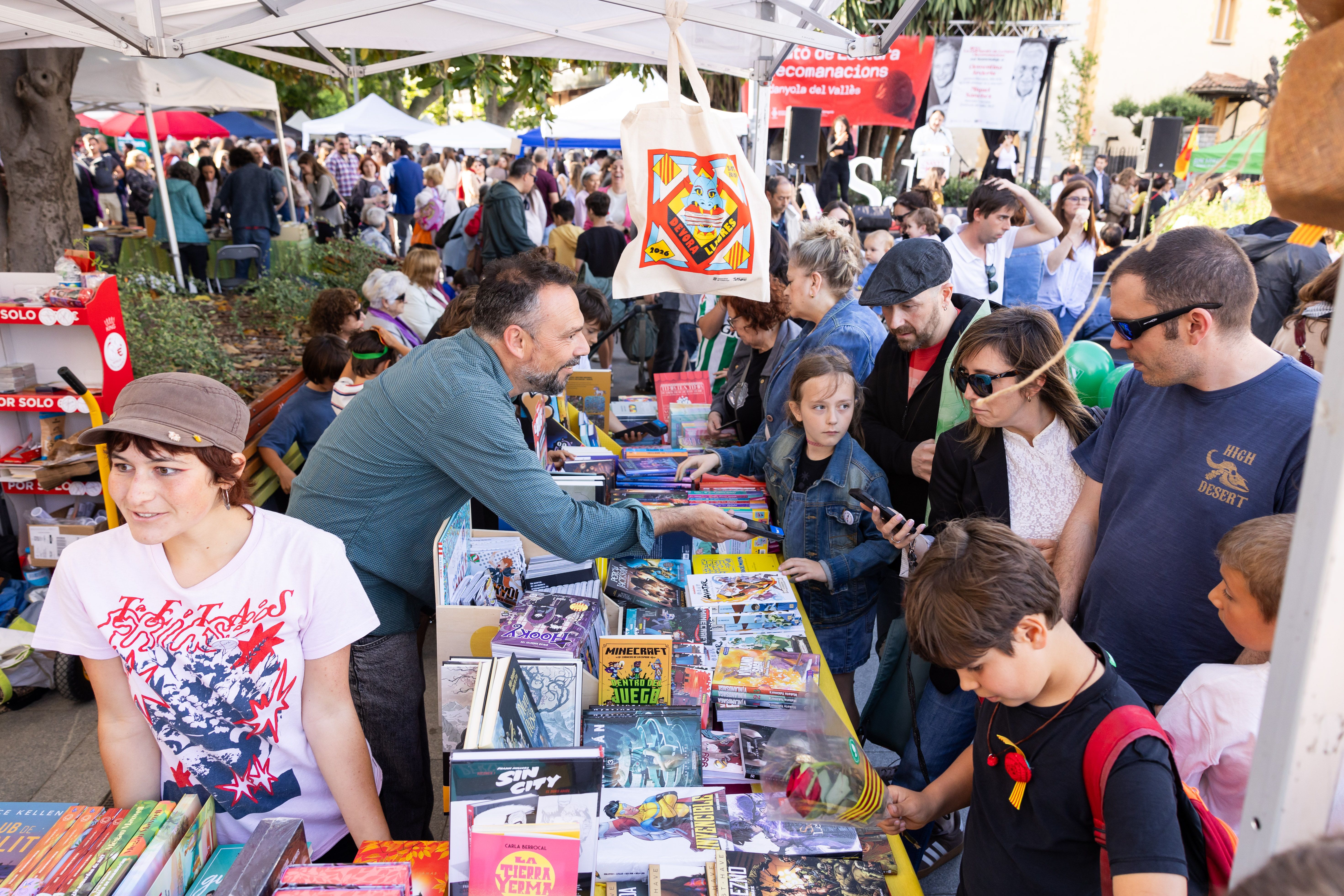 Parades de llibreries i entitats omplen els carrers del centre de Cerdanyola durant la diada de Sant Jordi. FOTO Arnau Padilla