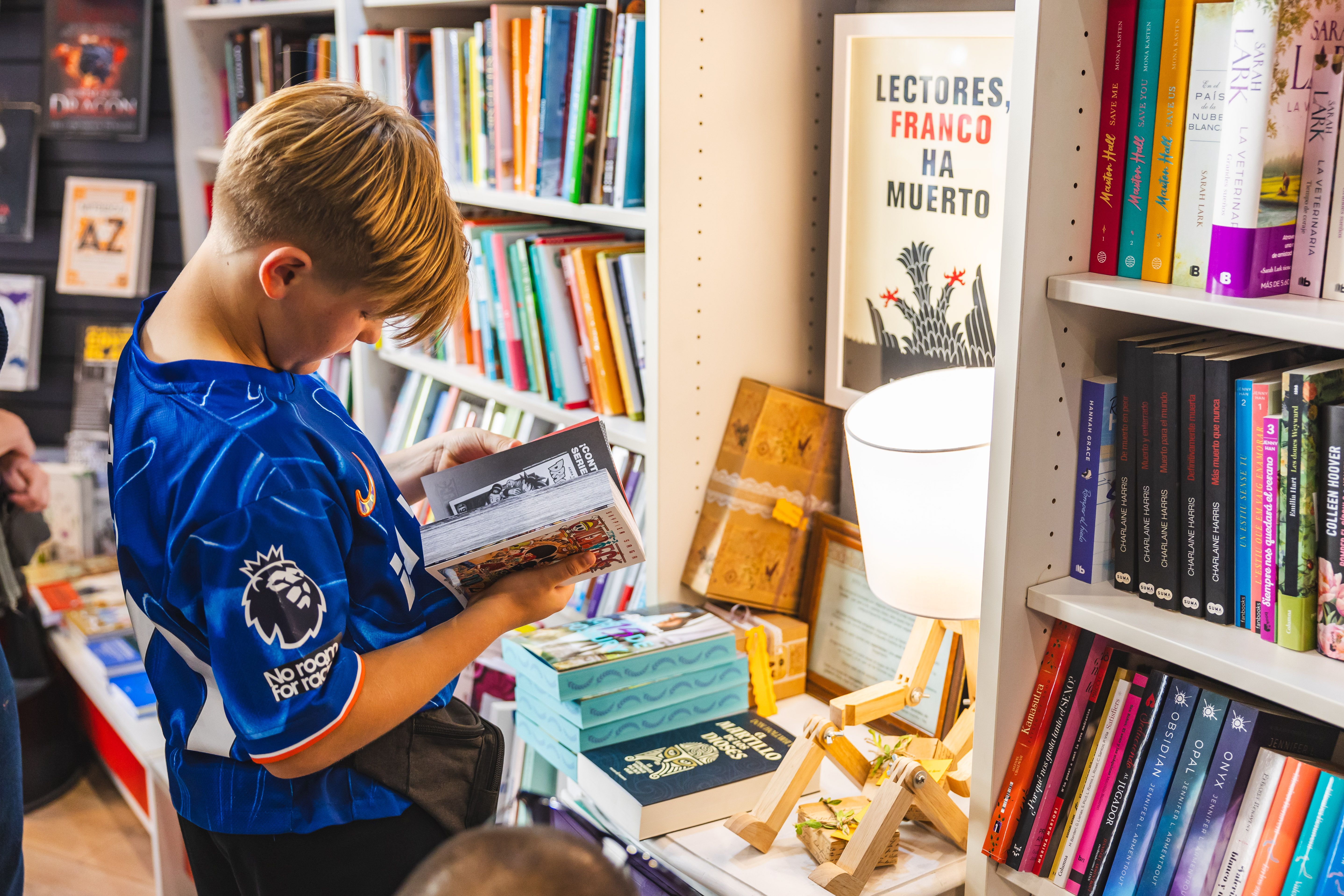 Un jove lector fulleja llibres a la llibreria Nova Èfora, a Banús Bonasort, durant la diada de Sant Jordi. FOTO Arnau Padilla