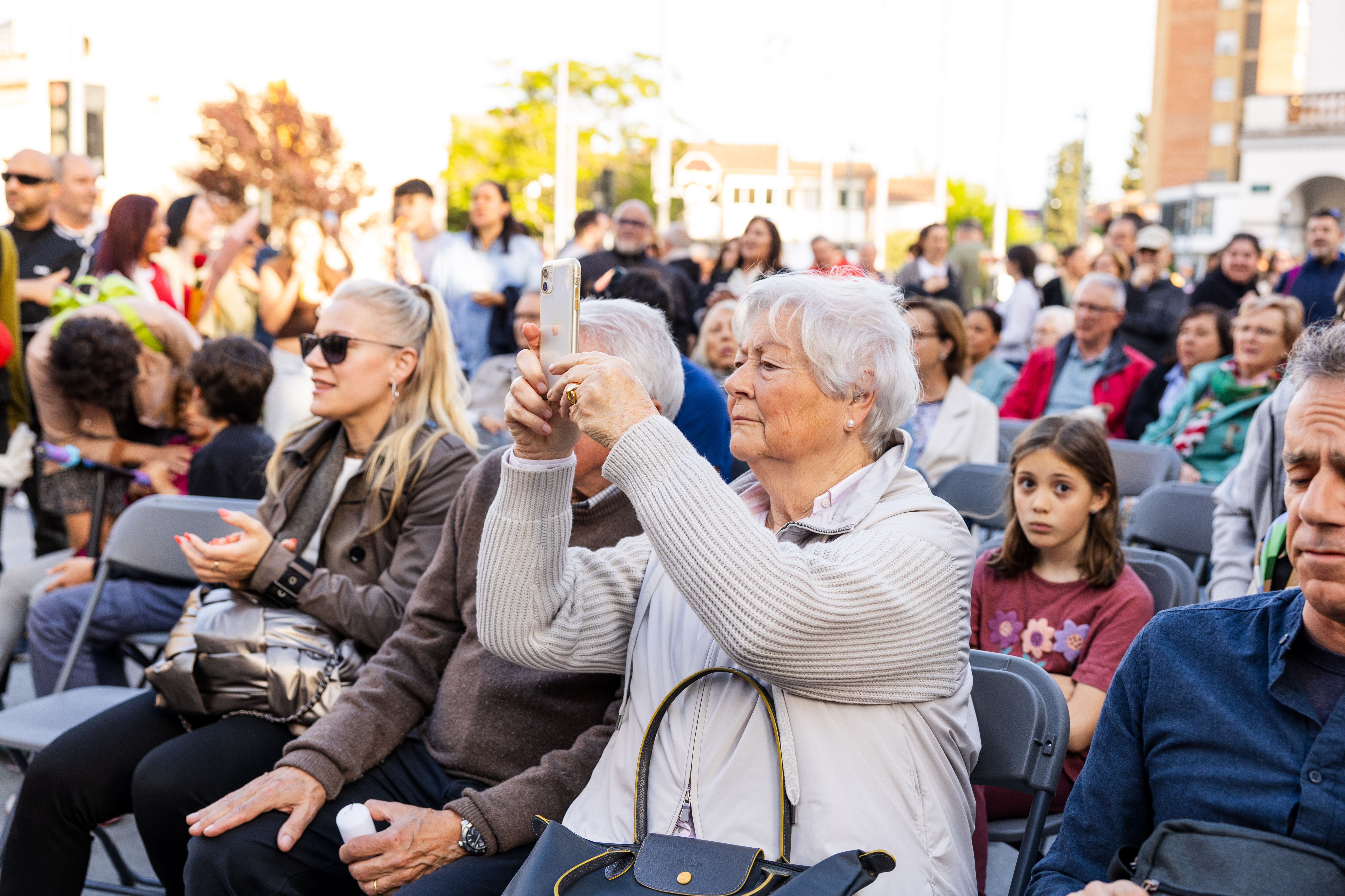 Una dona enregistra l’actuació del concert de rumba catalana durant la cloenda de Sant Jordi a Cerdanyola. FOTO Arnau Padilla