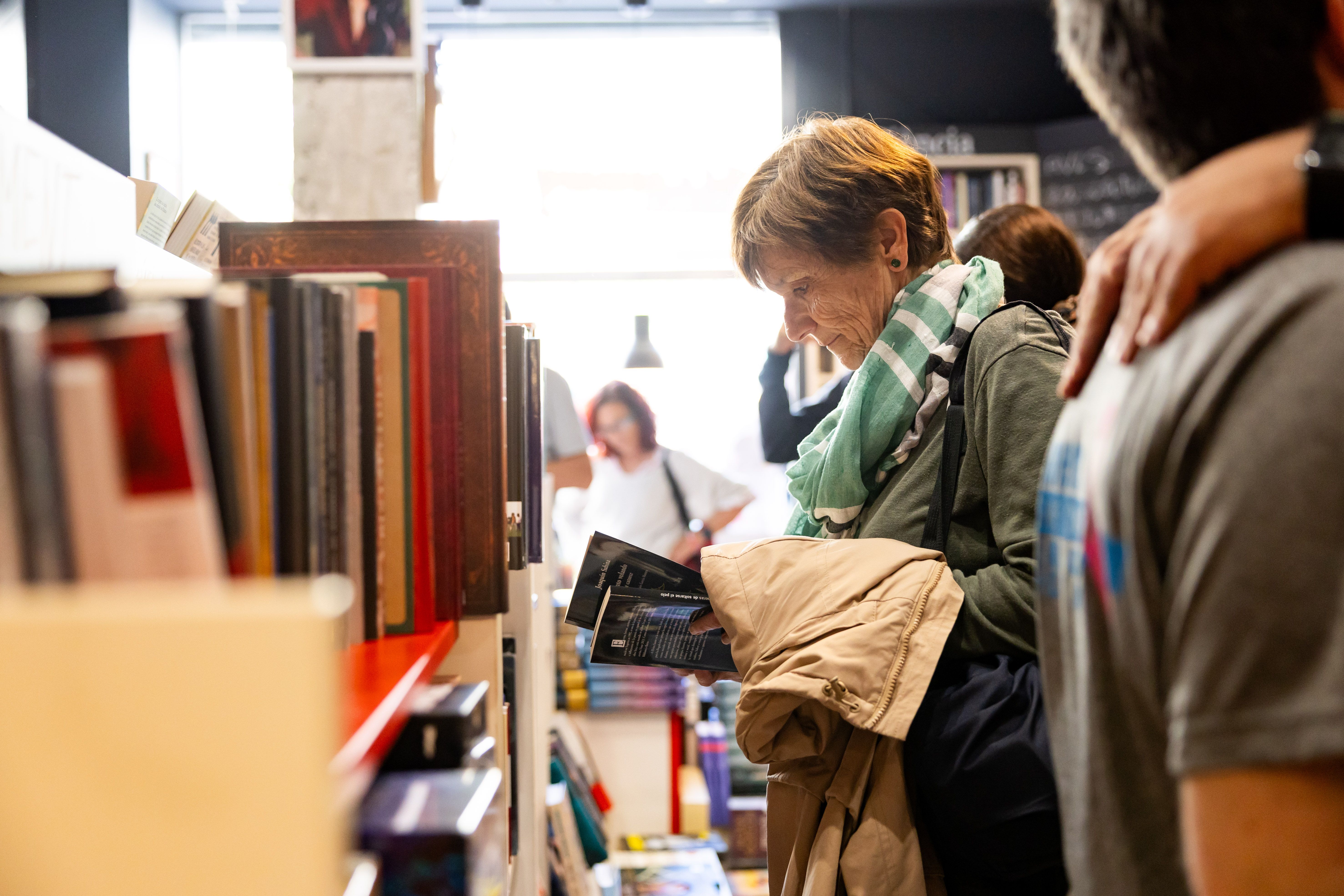 Una lectora fulleja llibres a la llibreria Nova Èfora, a Banús Bonasort, durant la diada de Sant Jordi. FOTO Arnau Padilla