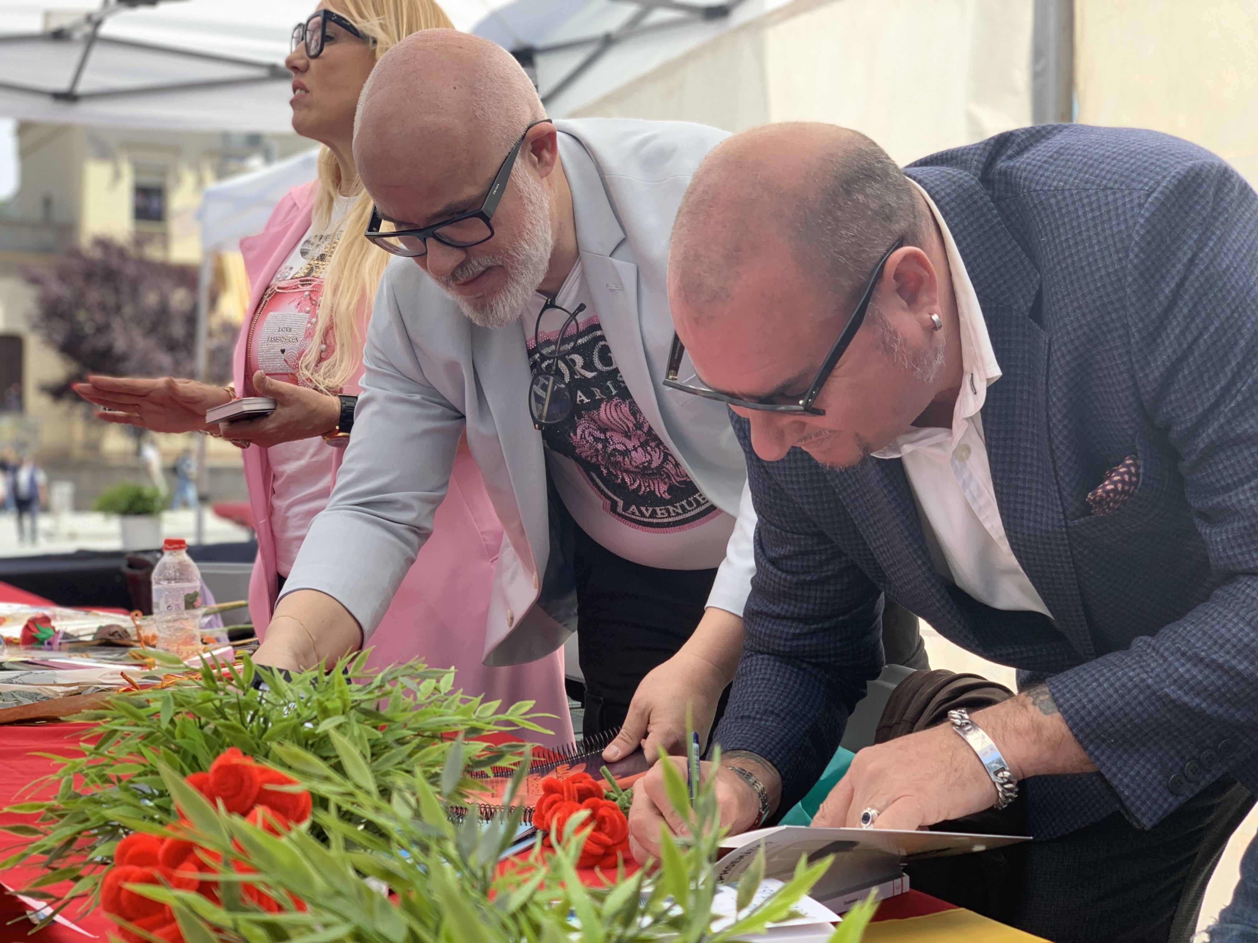 Danny Romero signa la seva antologia a la parada d'autors locals. FOTO: Judit Josa