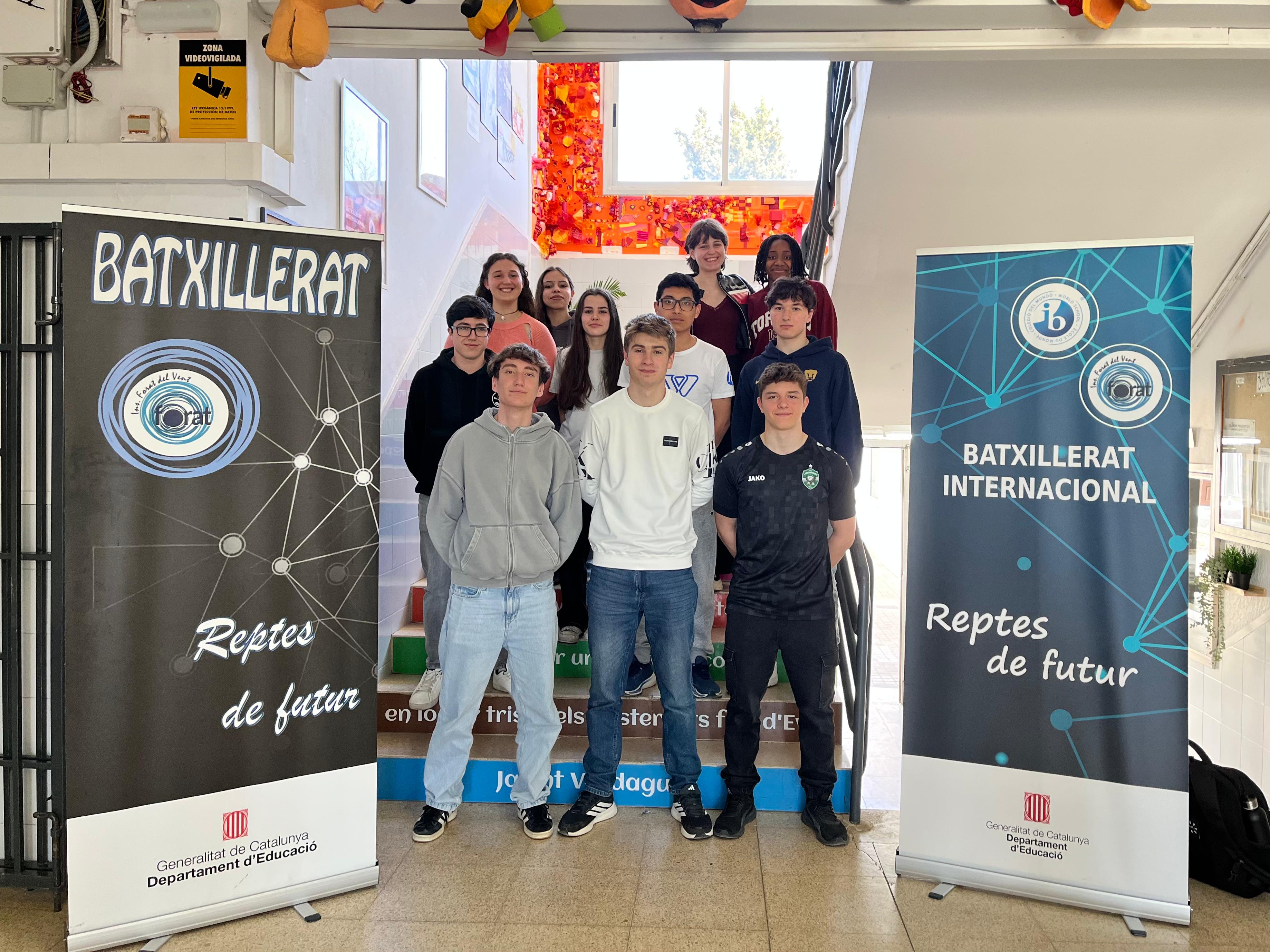 El grup impulsor amb altres companys i exalumnes que els donen suport. Foto: INS Forat del Vent