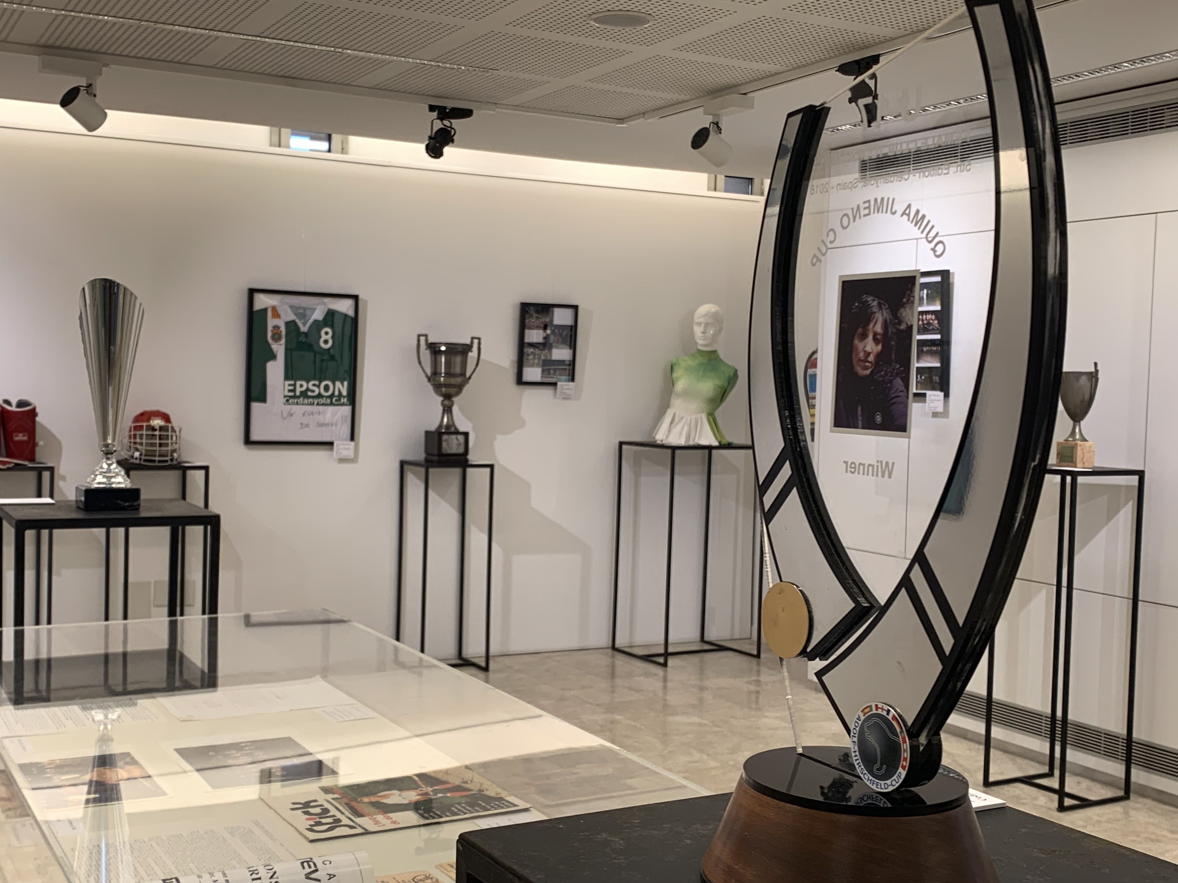 La mostra Història sobre rodes recull objectes, trofeus i equipacions dels 90 anys del Cerdanyola CH. (Judit Josa)