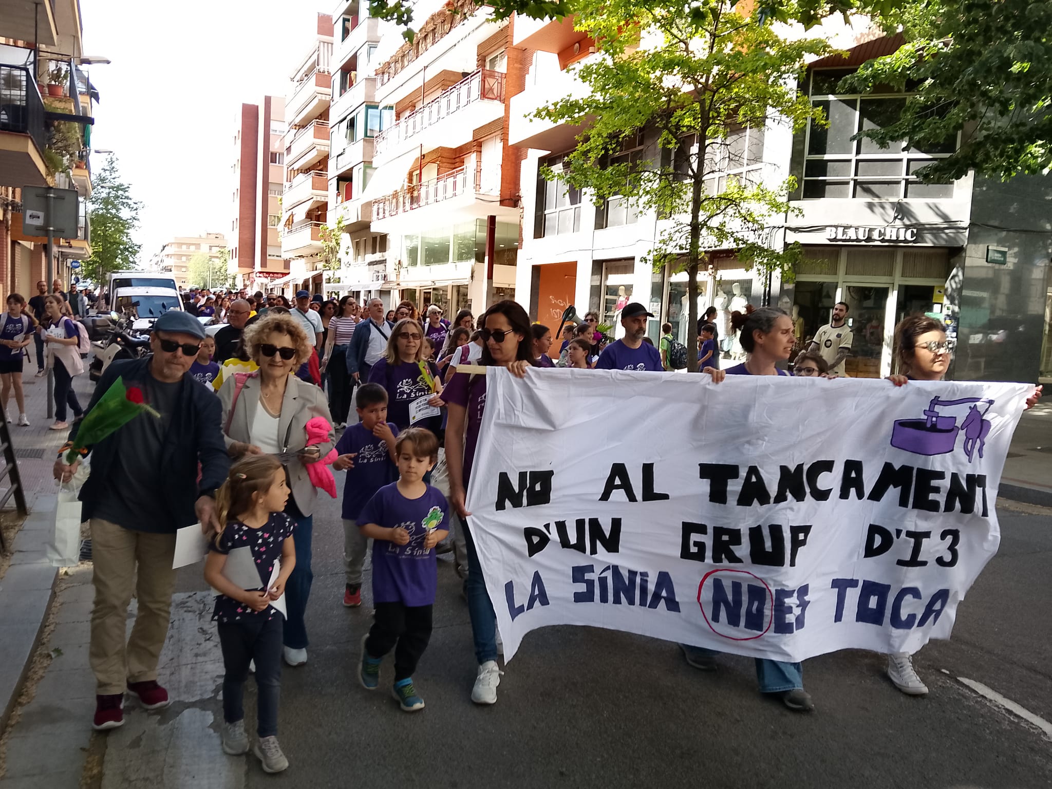 Manifestació de la comunitat educativa de La Sínia pel carrer de Santa Anna contra el tancament d’un grup d’I3. FOTO: M.M.