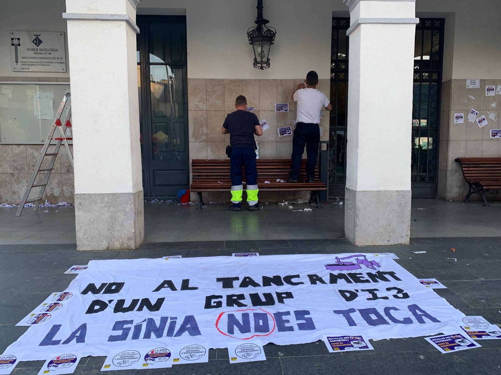 Operaris municipals retiren els adhesius de la façana durant la diada de Sant Jordi. FOTO: Judit Josa