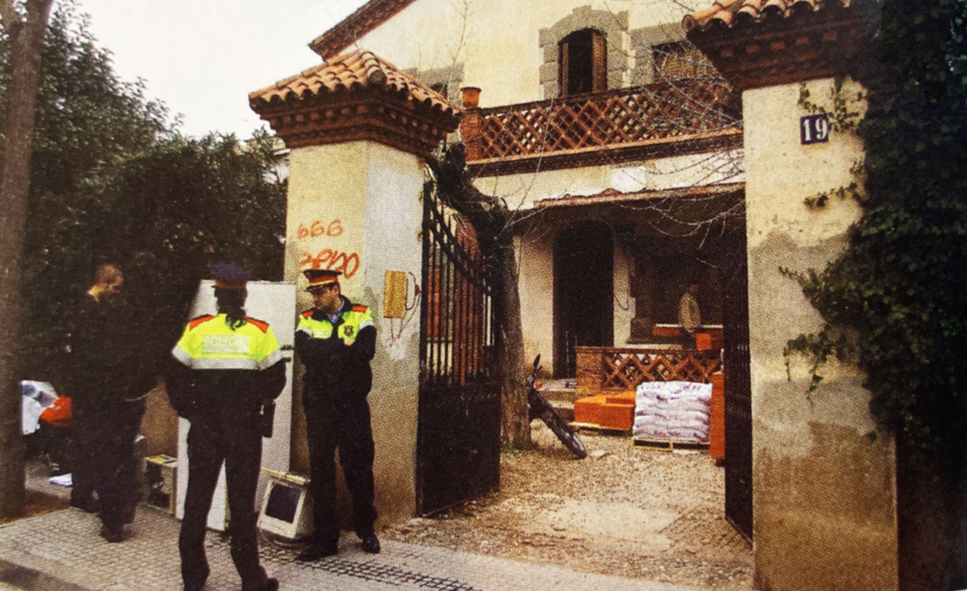 Actuació policial a l’habitatge conegut com “La Trinxera”, al carrer Misericòrdia, que va posar punt final a l’okupació l’any 2007. FOTO: Arxiu Cerdanyola al Dia