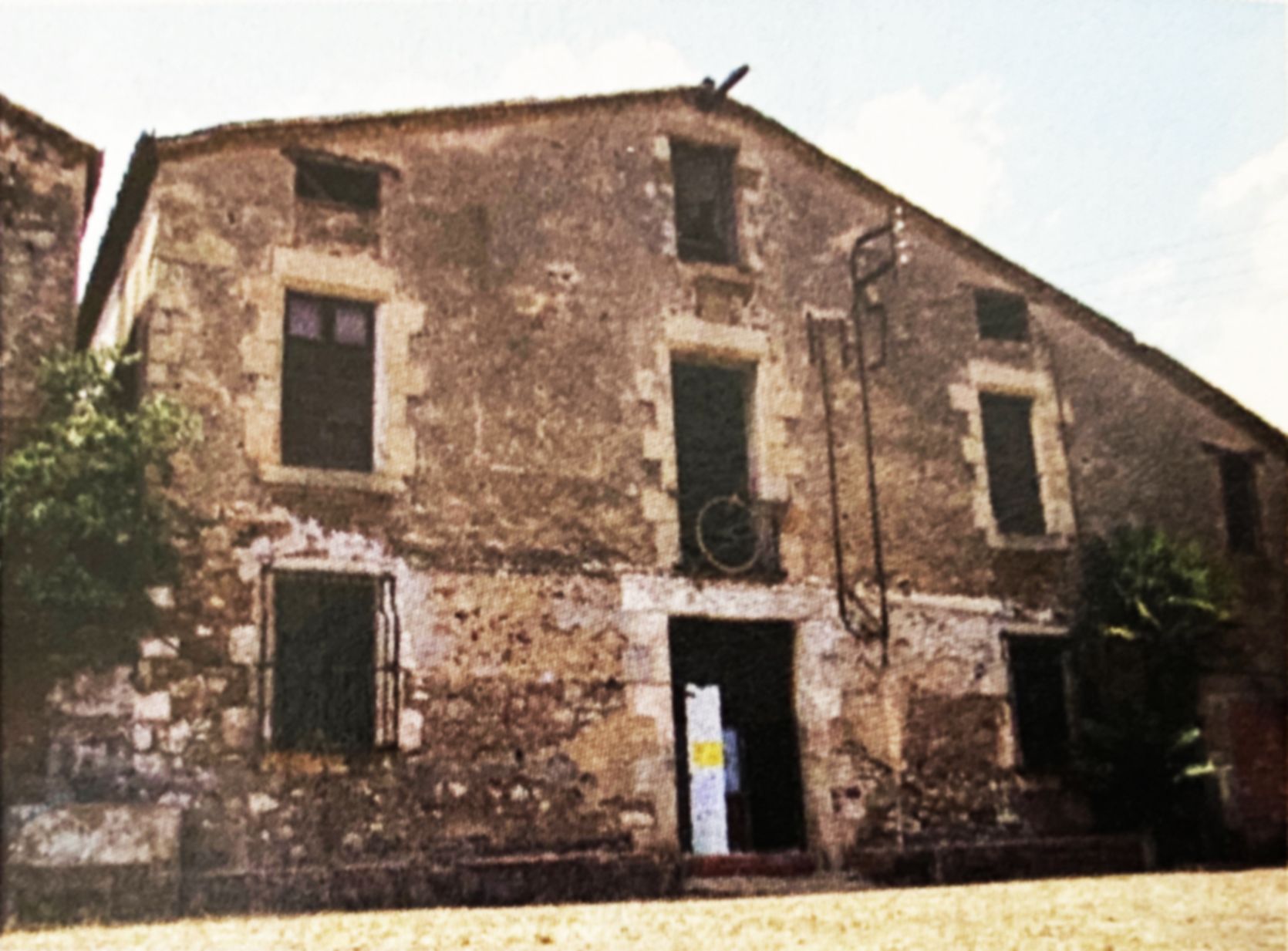 Masia de Can Canaletes, okupada el 2007 amb la voluntat d’impulsar-hi usos cívics i culturals. FOTO: Arxiu Cerdanyola al Dia