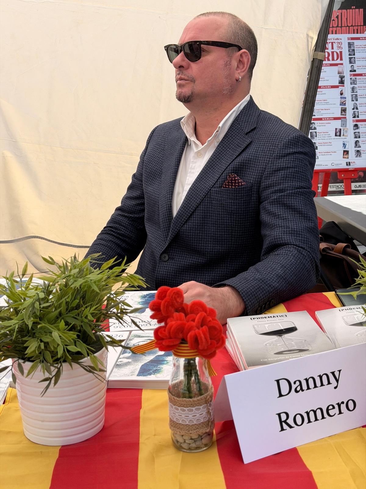 Danny Romero signa la seva antologia a la parada d'autors locals. FOTO: Carme Monclús