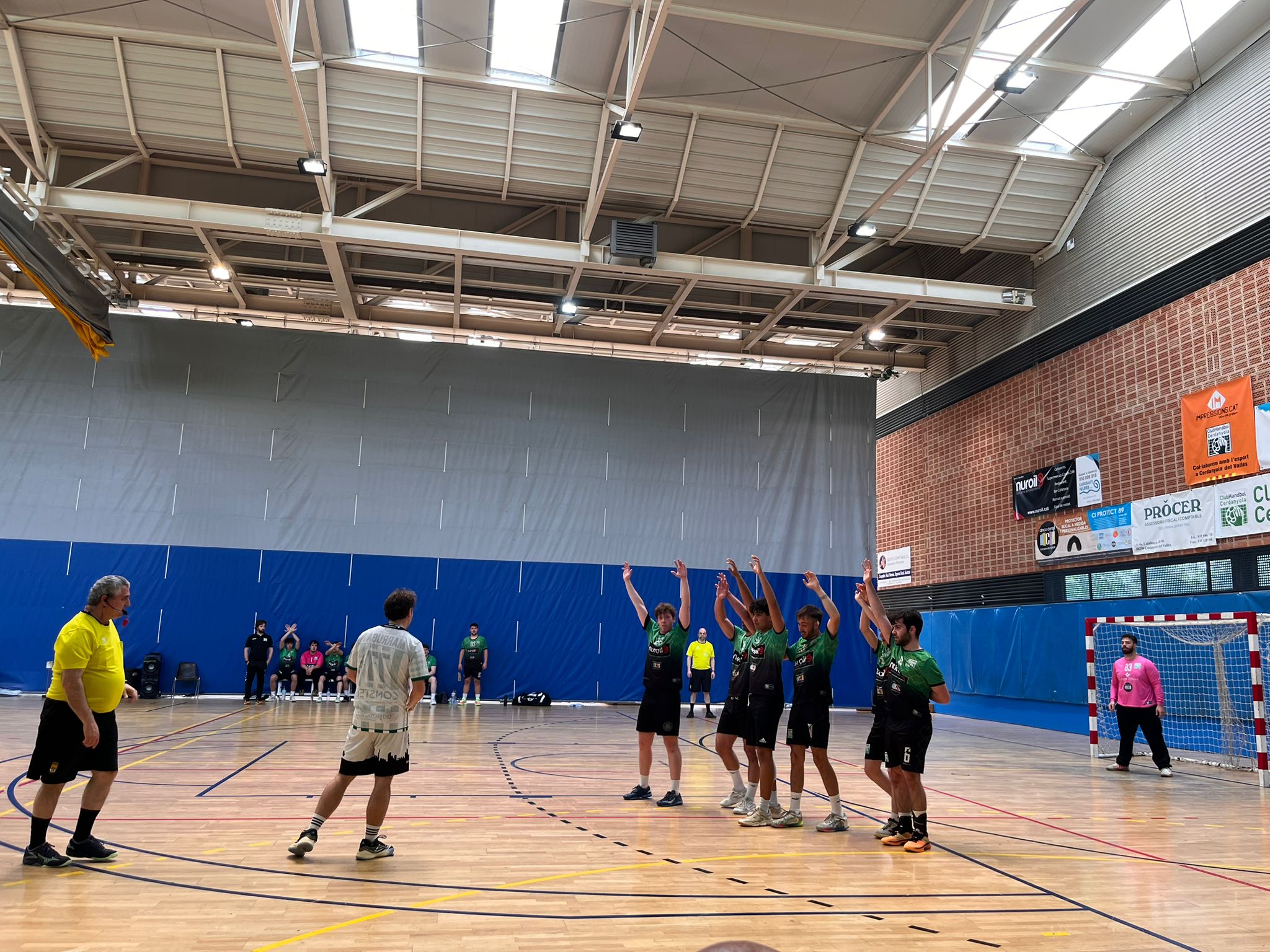 Acció defensiva del Cerdanyola en un llançament rival durant el partit a Guiera. FOTO: CH Cerdanyola