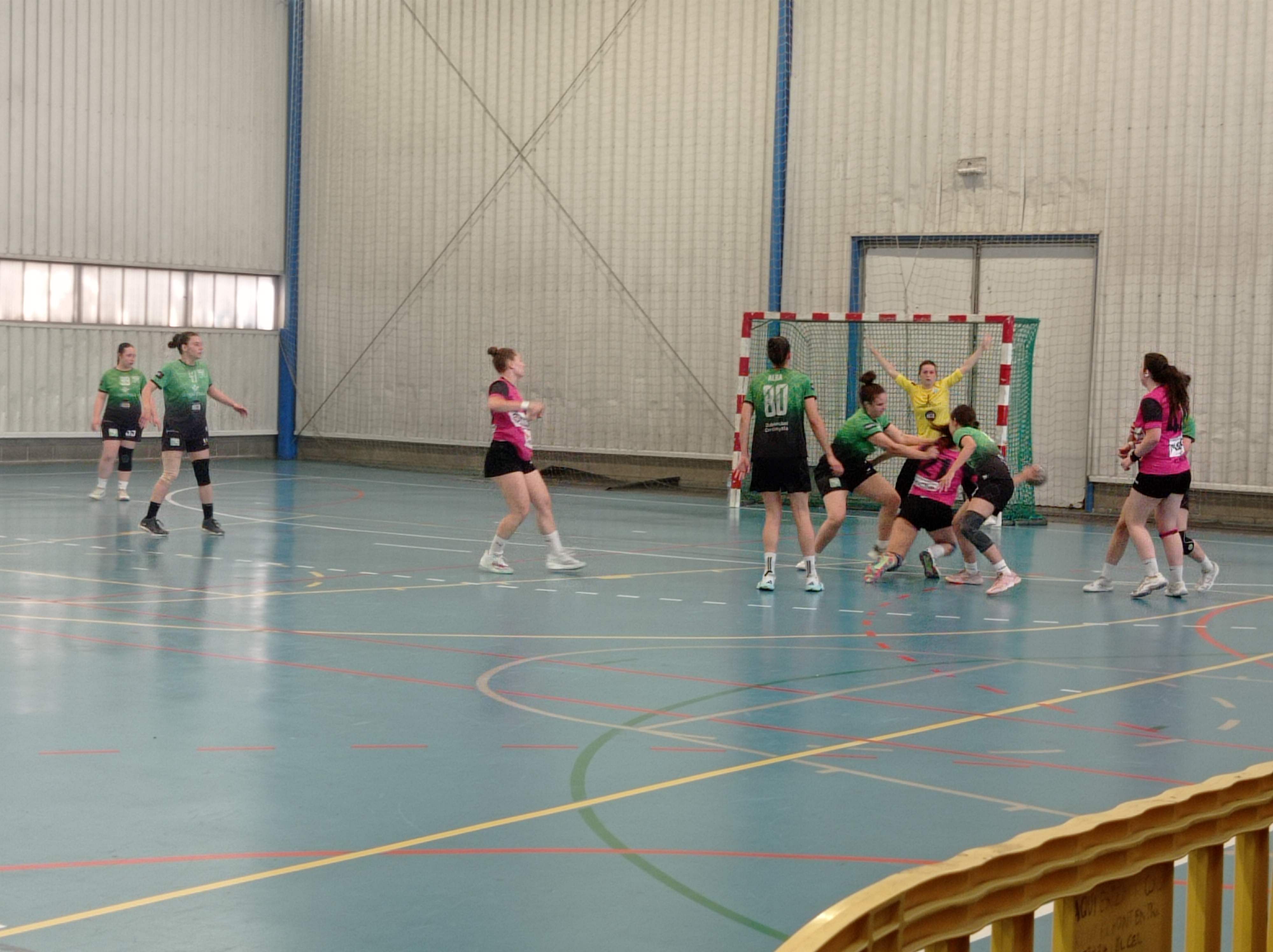 Acció ofensiva del Vallag davant la defensa del Cerdanyola en el duel d’anada de semifinals. FOTO: CH Cerdanyola