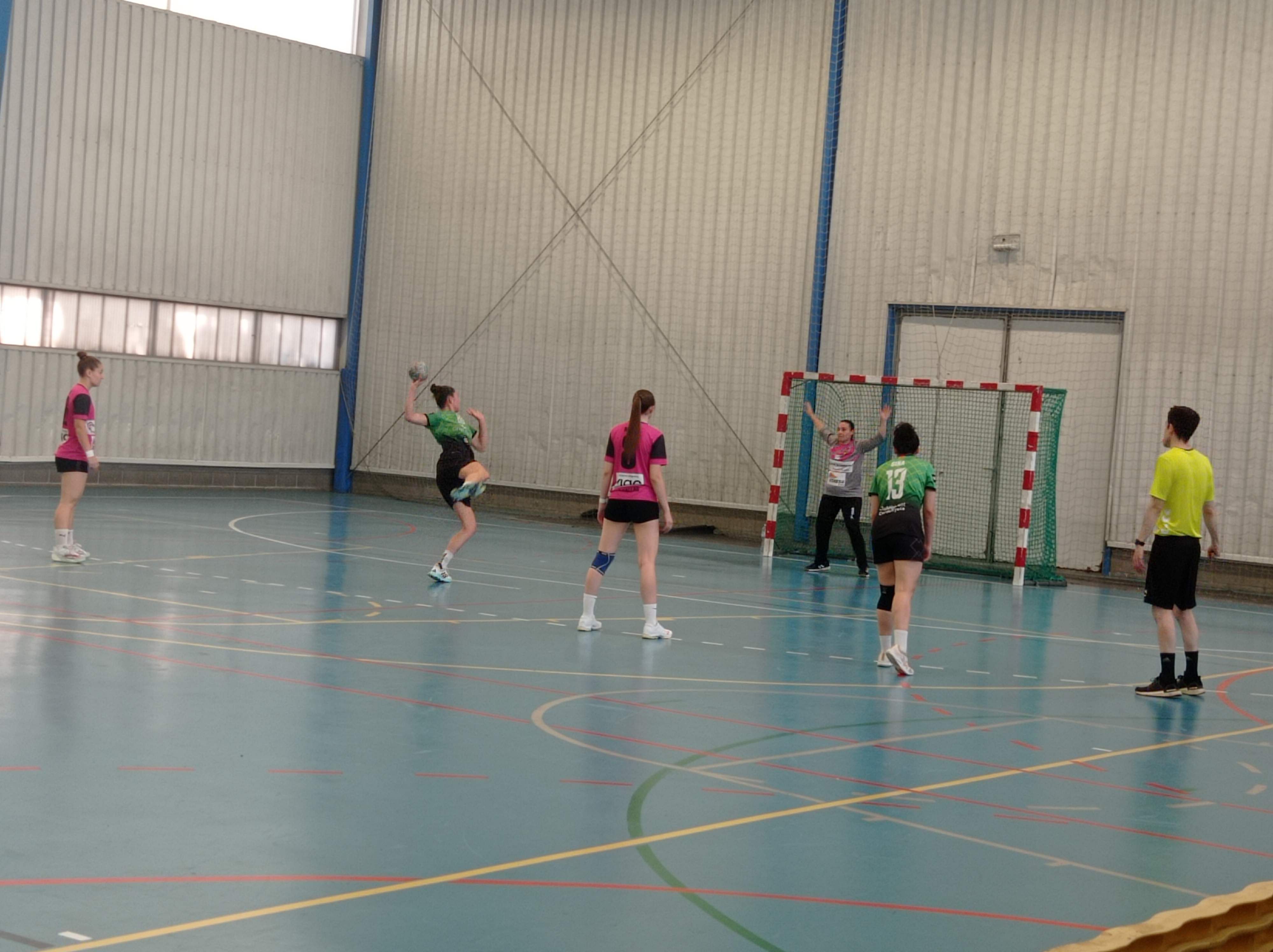 Llançament del Cerdanyola davant la porteria rival en el partit d’anada de semifinals. FOTO: CH Cerdanyola