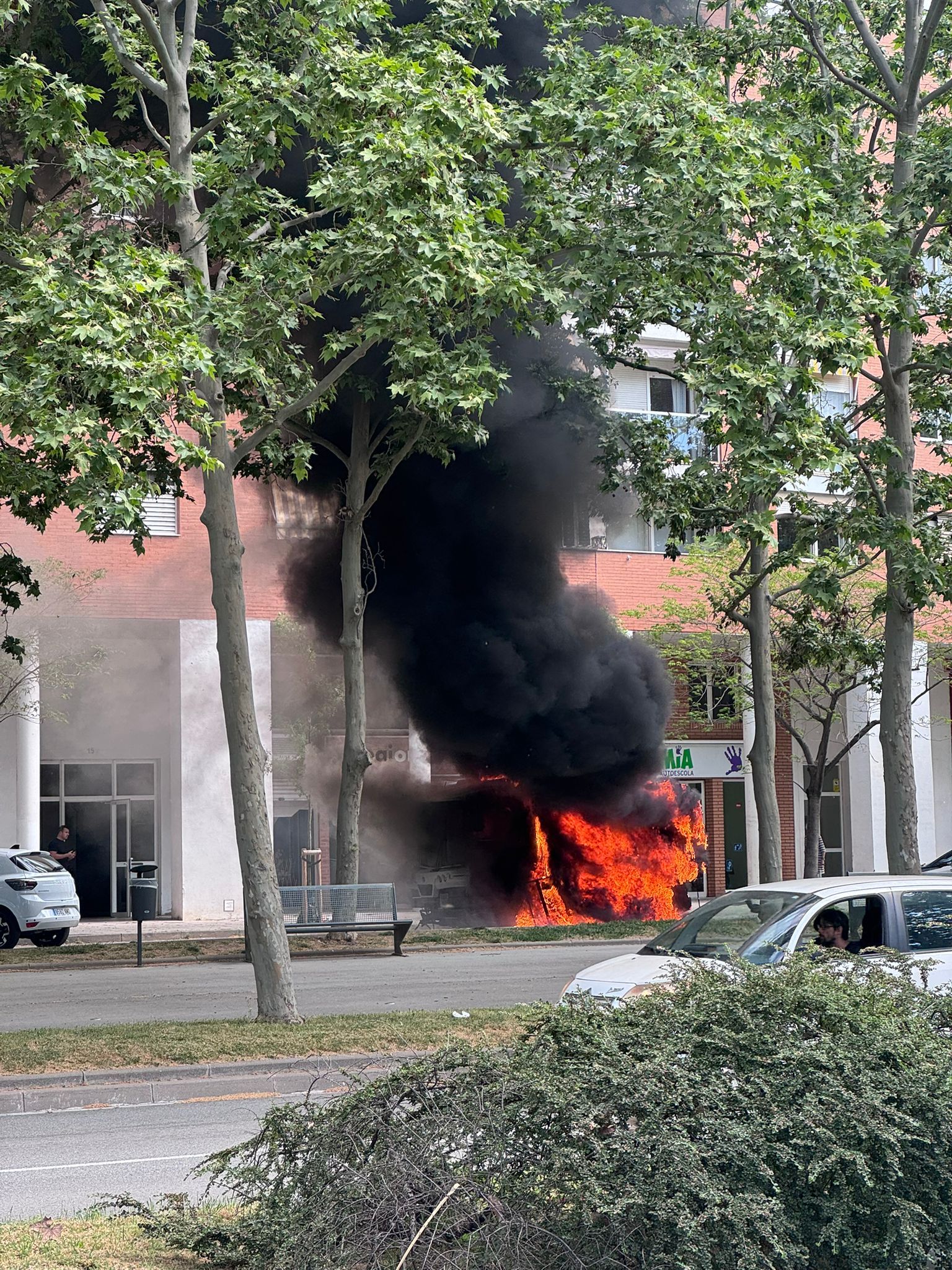 El vehicle de la neteja crema completament a l’avinguda de Canaletes, amb una intensa columna de fum negre visible des de diversos punts de la ciutat. FOTO: Cedida