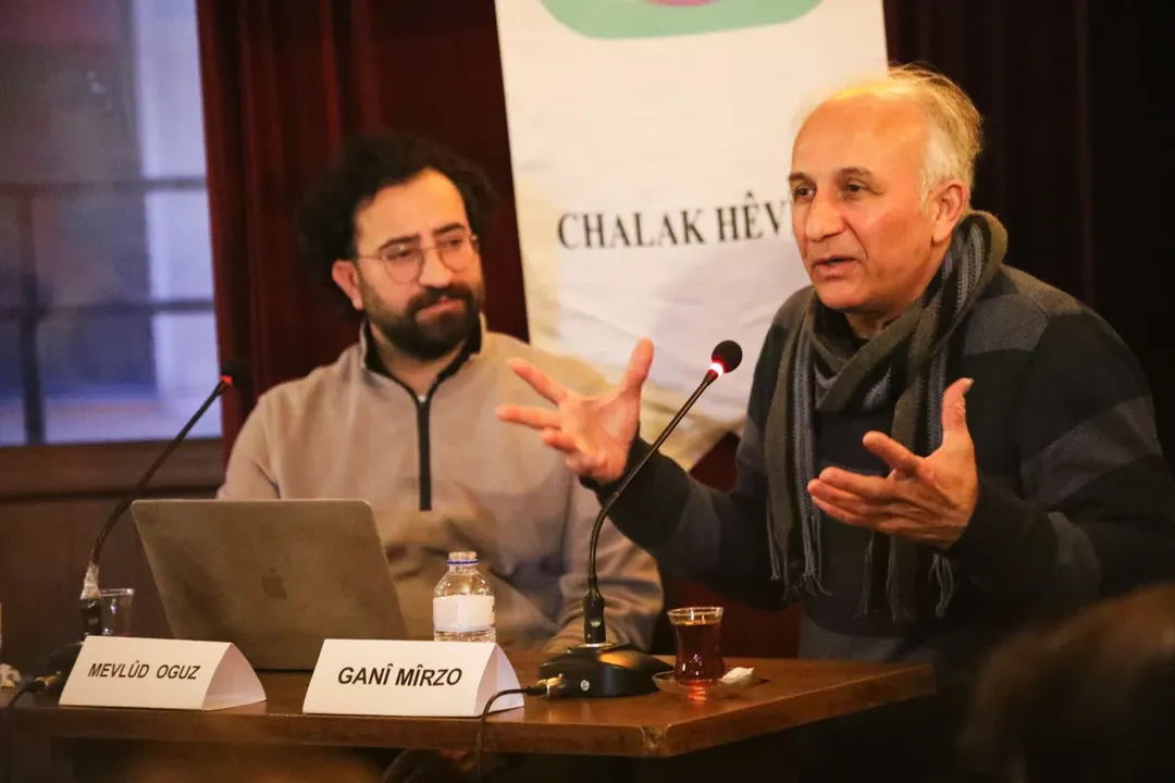 Ganî Mirzo, músic kurd establert a Barcelona, durant una xerrada recent en el marc dels “Tea Talks”, on combina música i reflexió cultural. FOTO: @ganimirzo