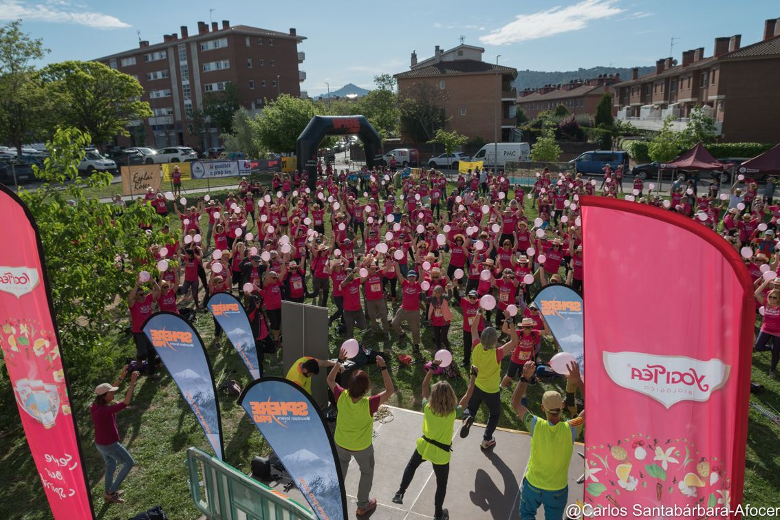 Escalfament col·lectiu amb globus abans de la sortida de la 10a Ecomarxa, en una jornada amb gran participació. FOTO: Carlos Santabárbara-Afocer. Cedida per Marxa Nórdica Collserola