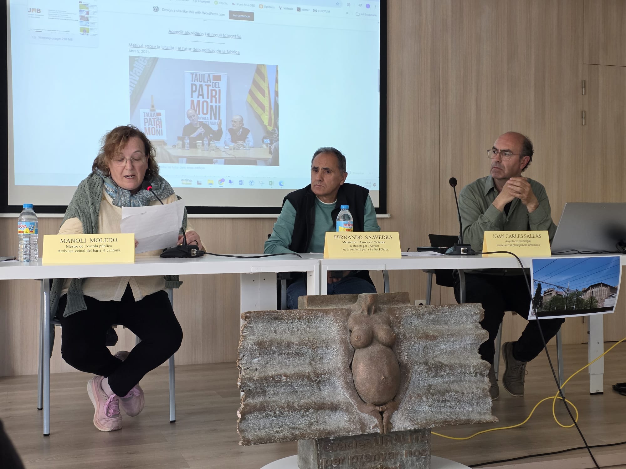 Presentació del projecte amb la maqueta de l’escultura de Salvador Mañosa, creada amb fibrociment per denunciar l’impacte de l’amiant  FOTO Marc Mata
