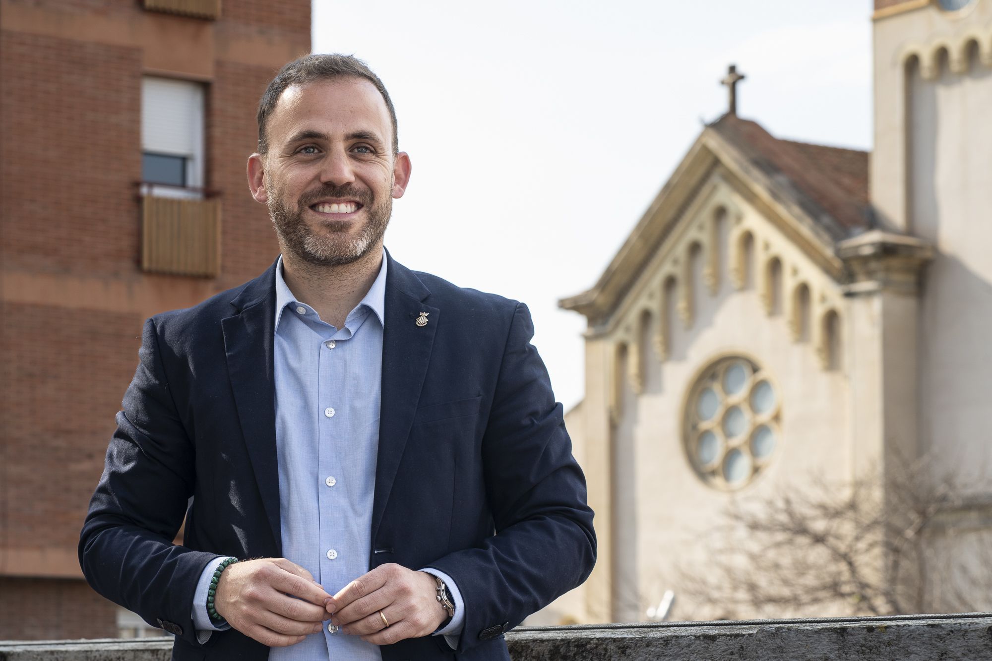 Carlos Cordón, alcalde de Cerdanyola, al balcó de l’Ajuntament, pocs dies abans de Setmana Santa. FOTO: Mireia Comas