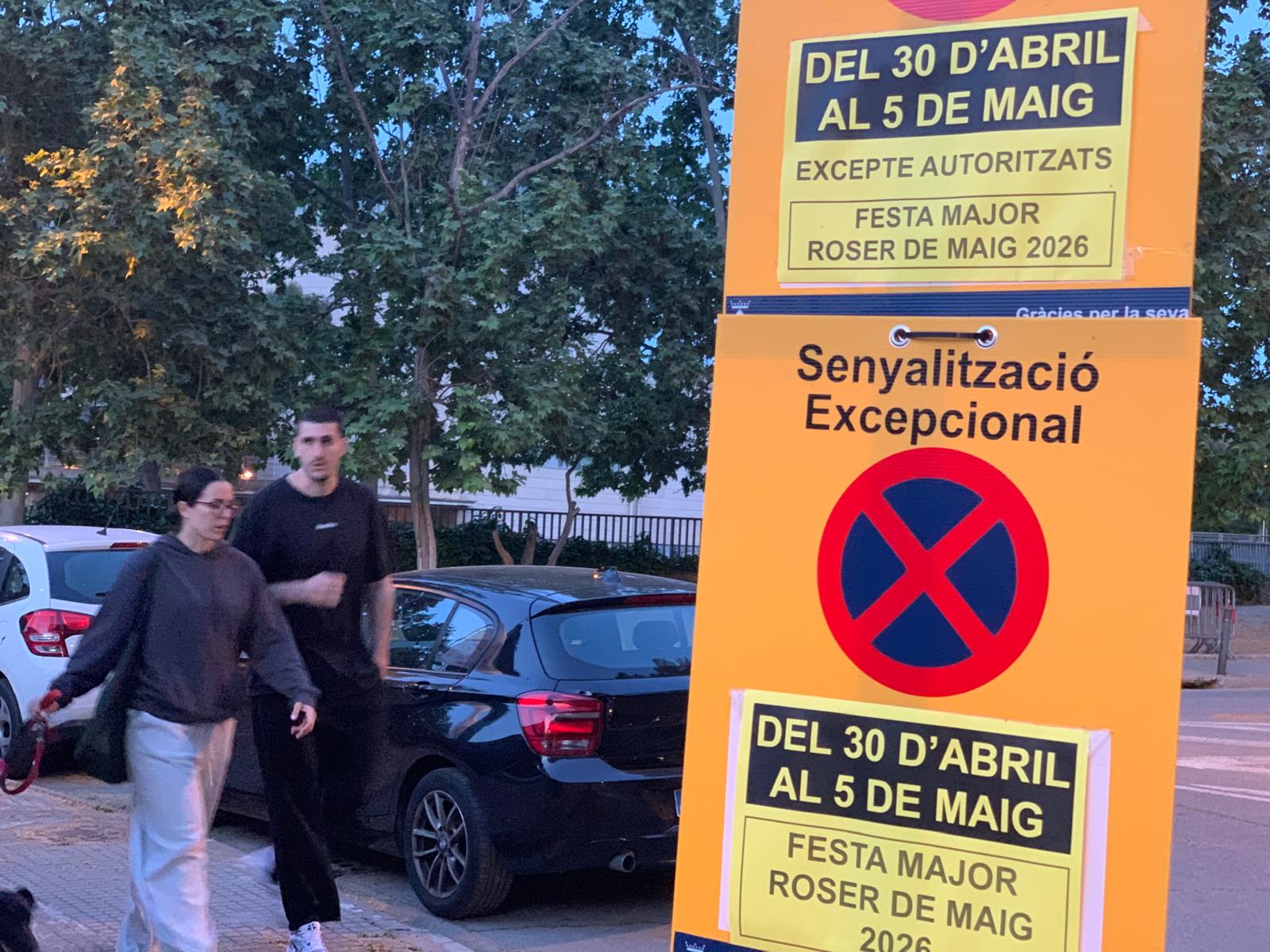Senyalització de prohibició d’estacionament al Passeig de la Riera amb motiu del Roser de Maig 2026, vigent del 30 d’abril al 5 de maig. FOTO: Redacció