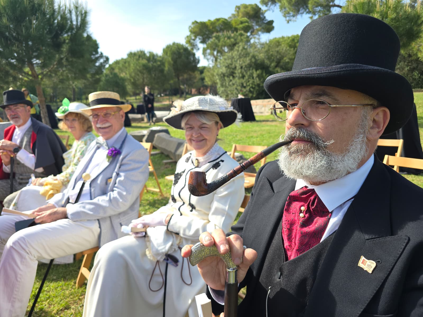 Persones vestides d'època durant la inauguració de la programació de fires modernistes a les comarques de Barcelona, a Santa Coloma de Cervelló. FOTO: Diputació de Barcelona