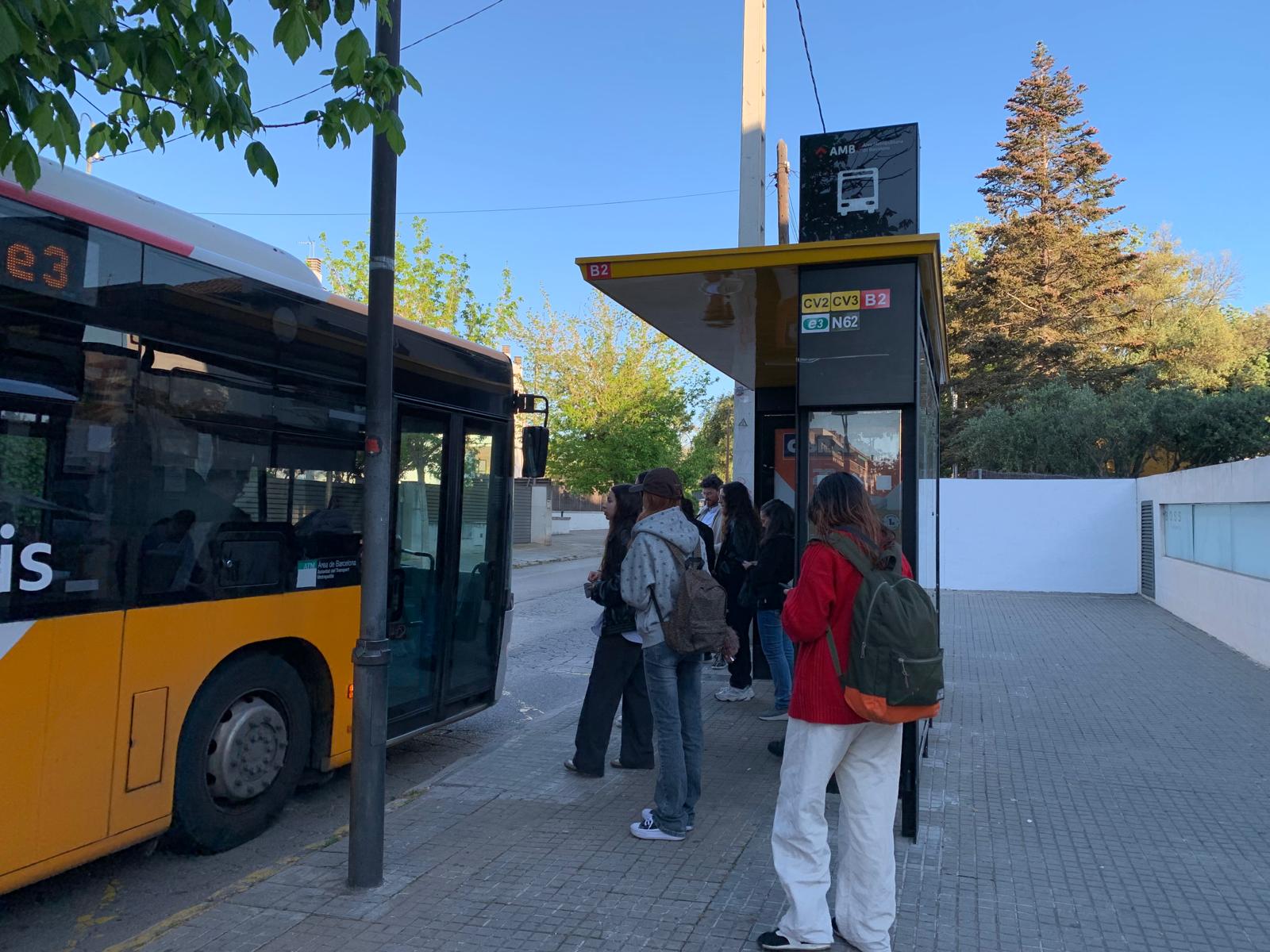 Usuaris de l'E3 esperant a la parada després que el bus passés ple i no pogués recollir més passatgers. FOTO: Judit Josa