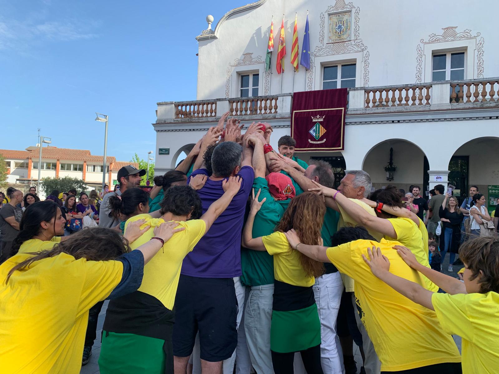 Pinya a la plaça de Francesc Layret amb la participació dels castellers i la colla bastonera en les protestes per l'escola pública. FOTO: Judit Josa