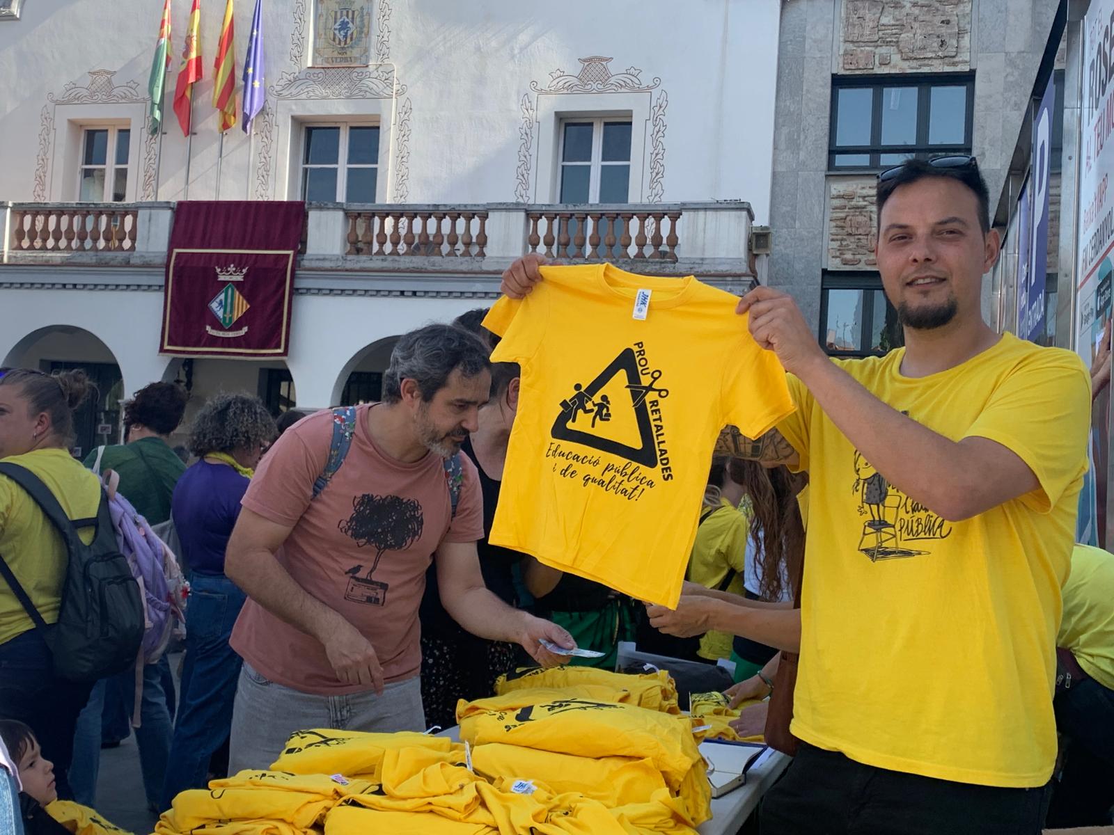 La plaça s'ha omplert amb camisetes grogues i liles simbols de les protetes per l'educació pública. FOTO: Judit Josa