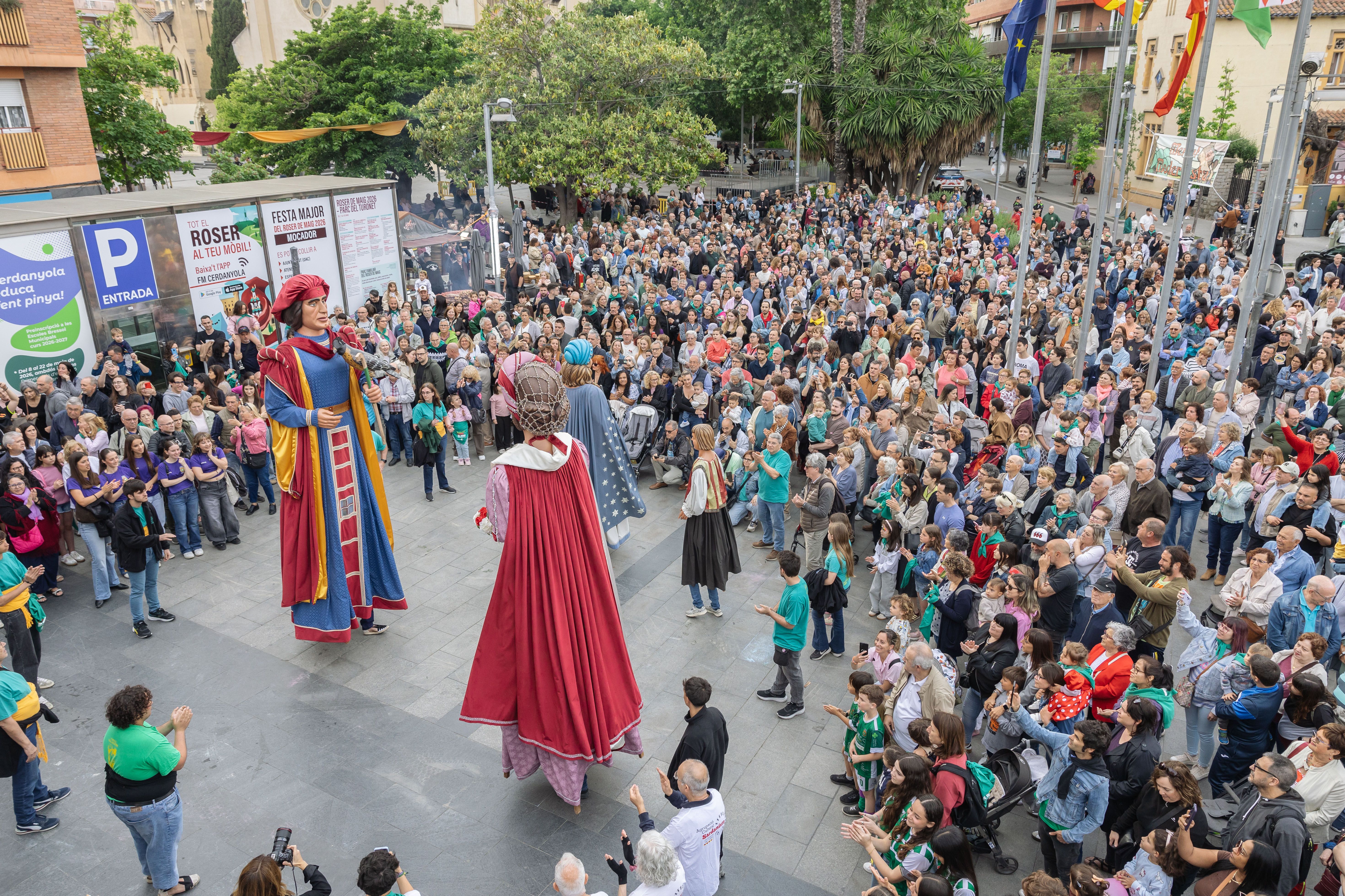 Centenars de persones segueixen l’inici de Festa Major des de la plaça. FOTO: Arnau Padilla