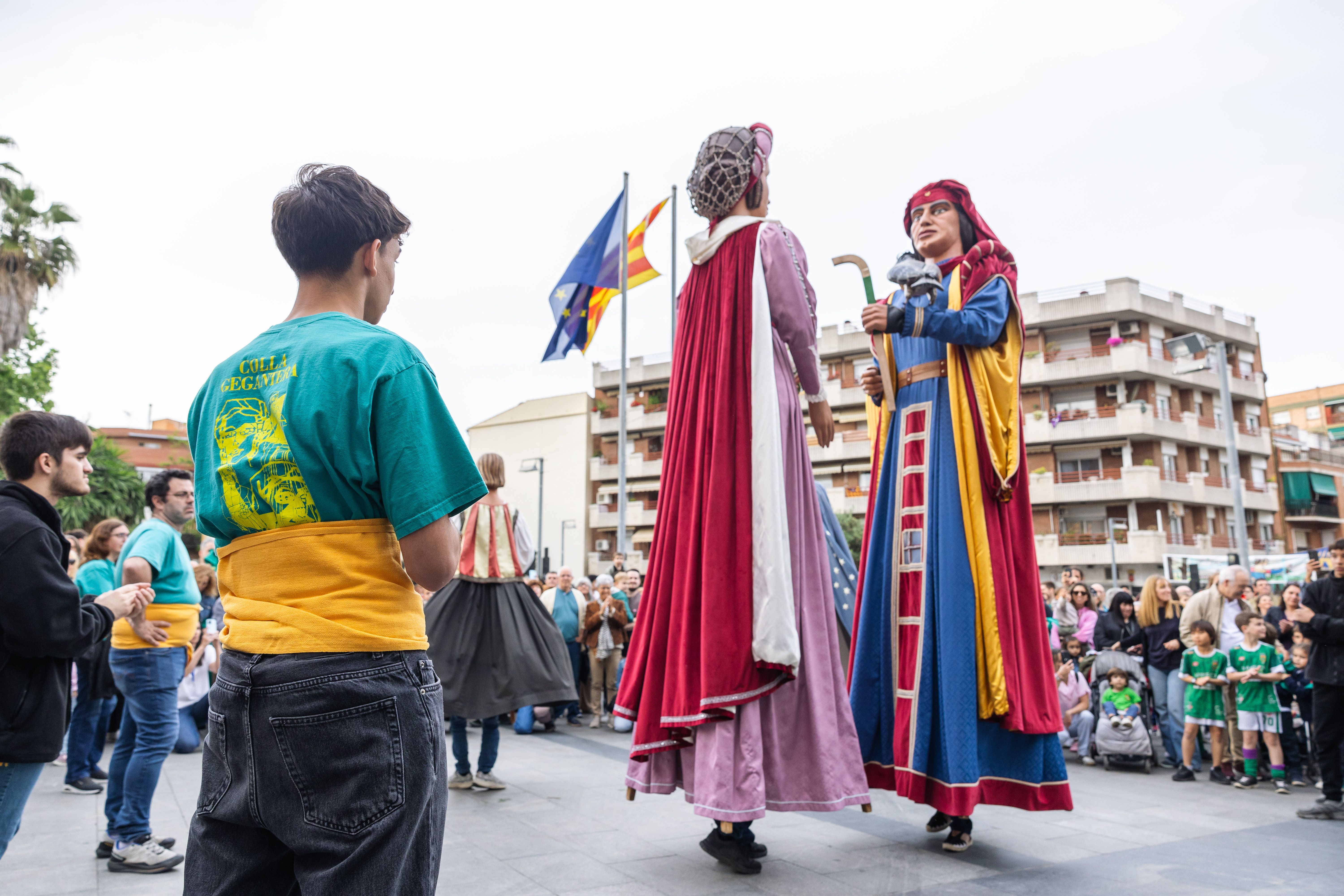 Els gegants ballen en l’obertura del pregó del Roser de Maig. FOTO: Arnau Padilla