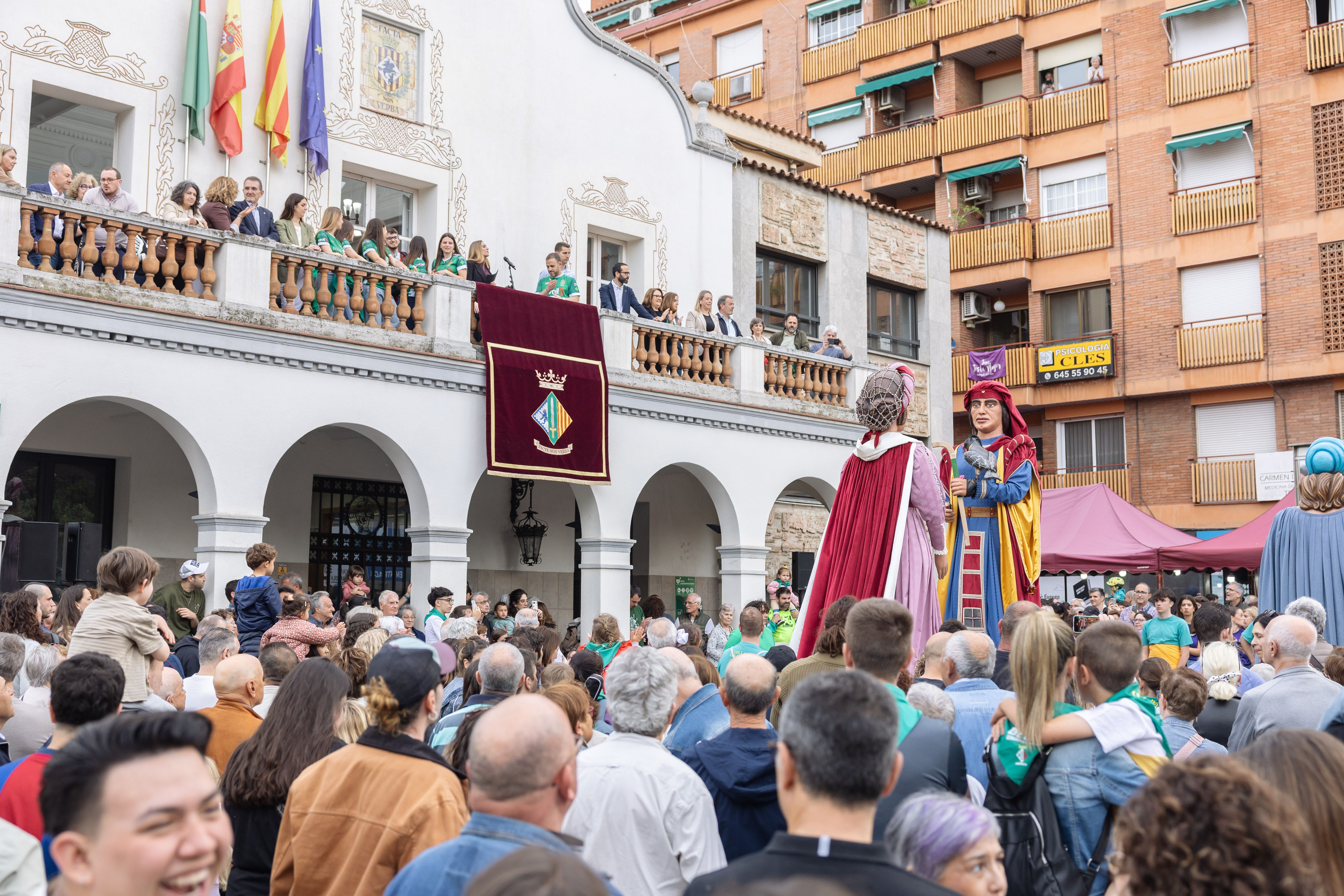 La plaça s’omple per escoltar el pregó des del balcó de l’Ajuntament. FOTO: Arnau Padilla