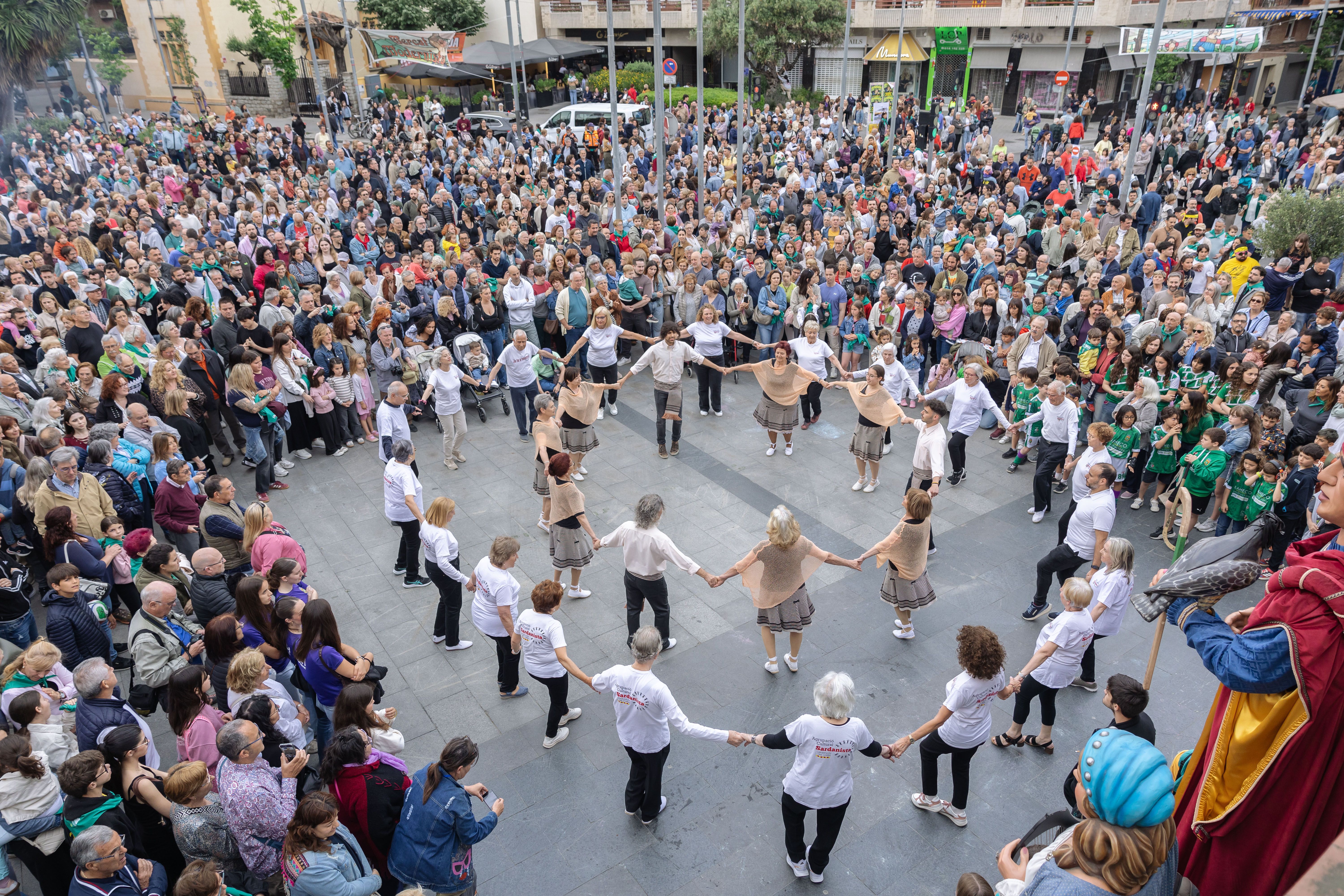 La plaça es converteix en una gran rotllana de sardanes. FOTO: Arnau Padilla