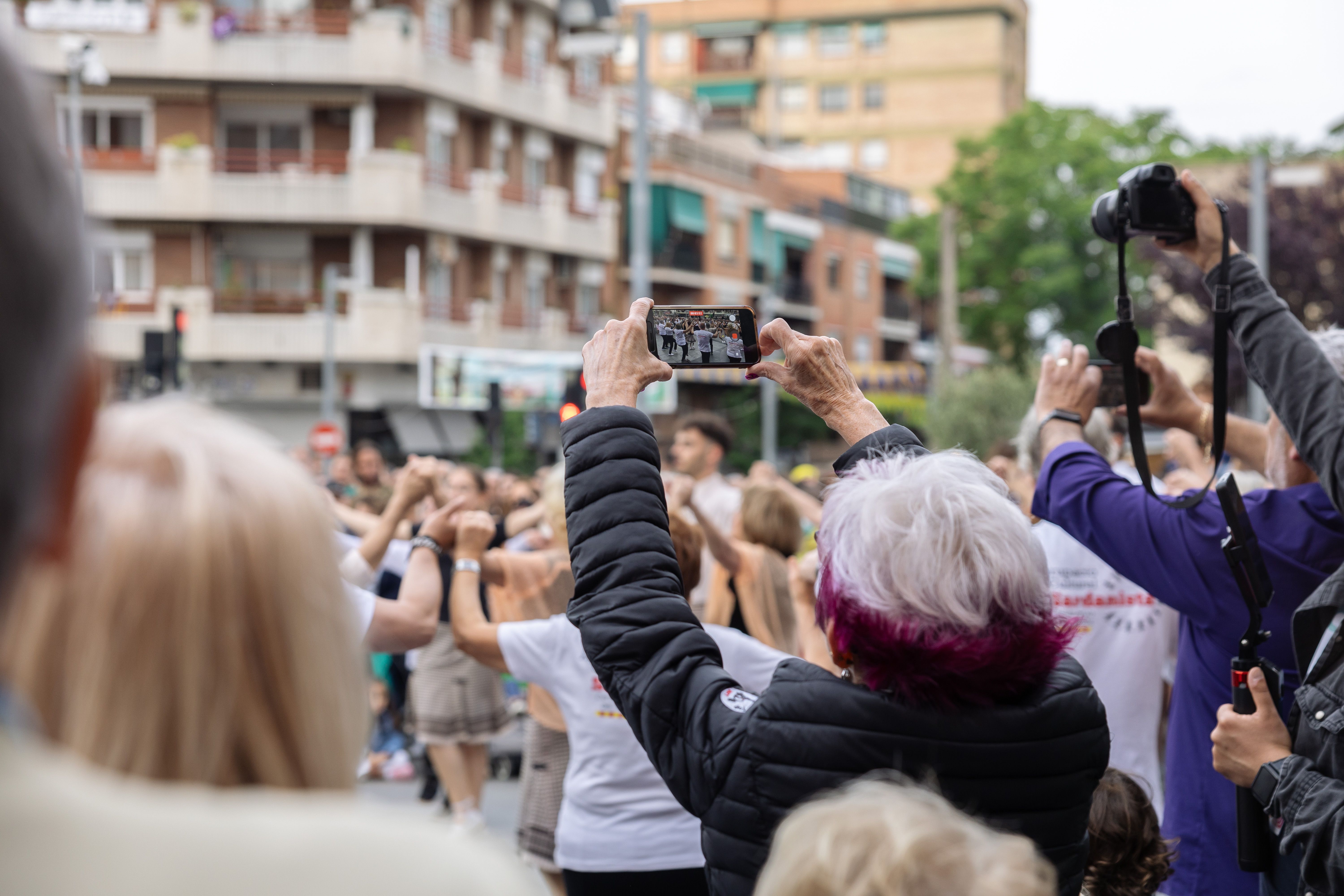Una dona immortalitza el moment amb mòbils i càmeres. FOTO: Arnau Padilla