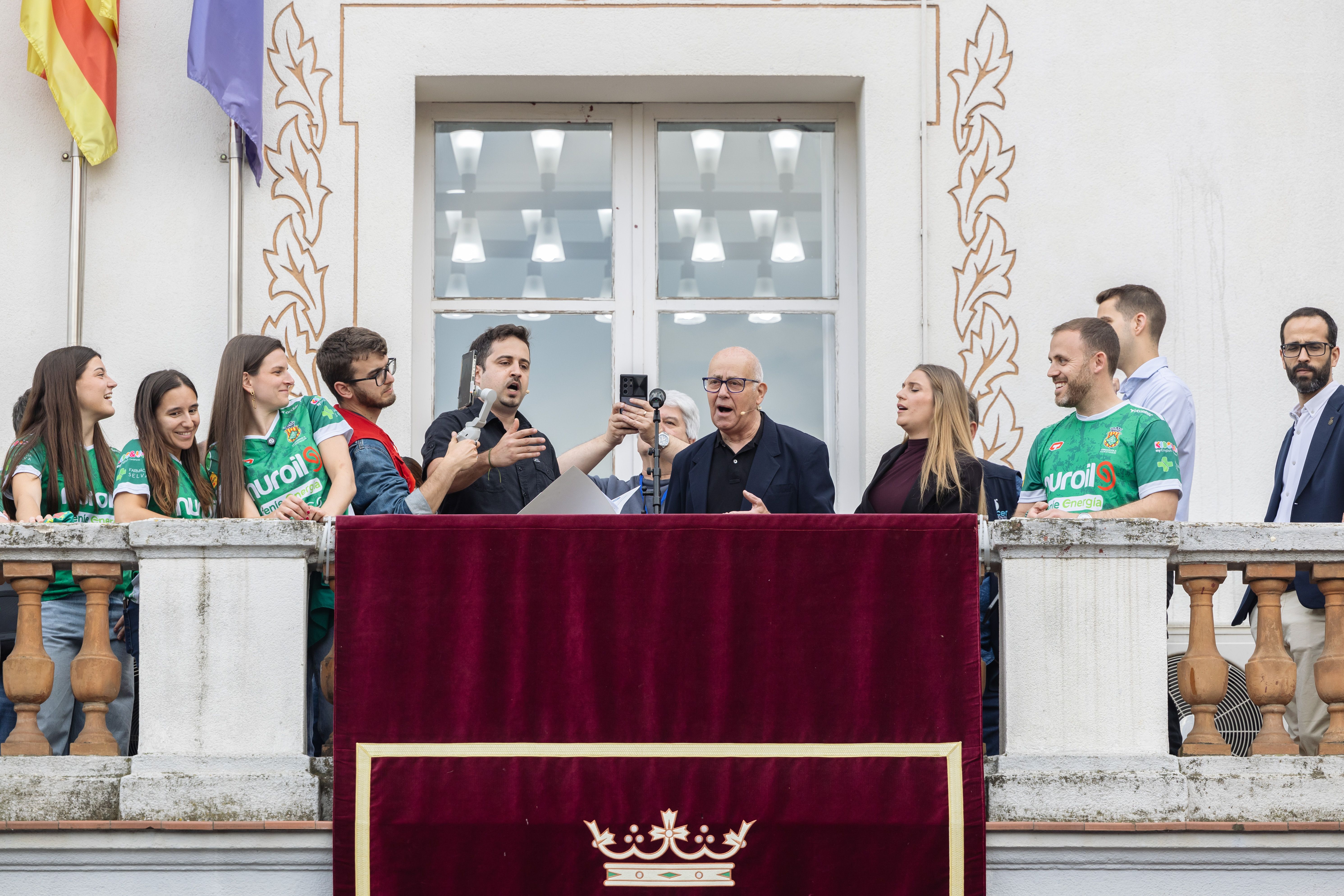 El balcó de l’Ajuntament, epicentre del pregó amb actors del GAT. FOTO: Arnau Padilla