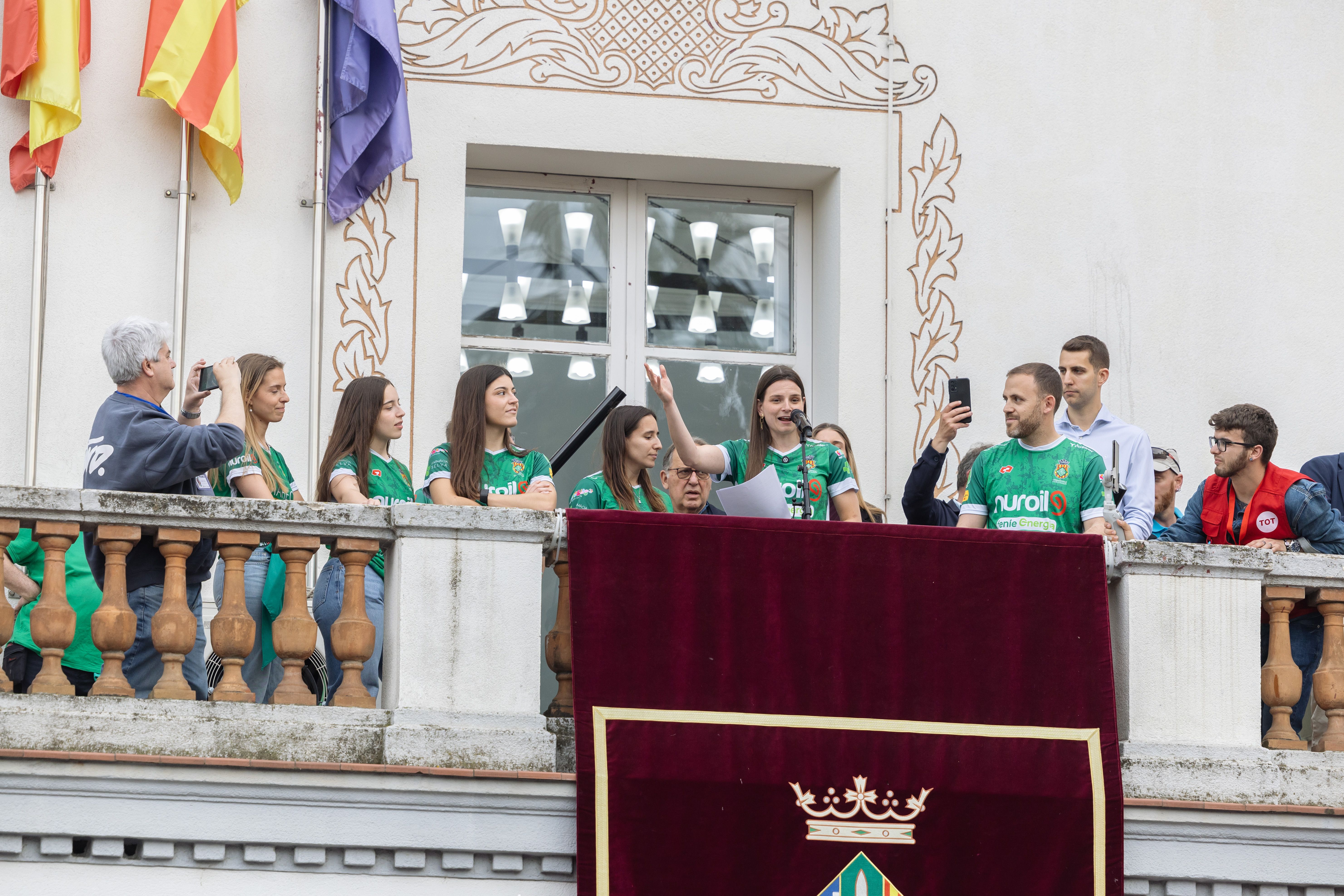 Les jugadores del Cerdanyola CH, protagonistes del pregó. FOTO: Arnau Padilla