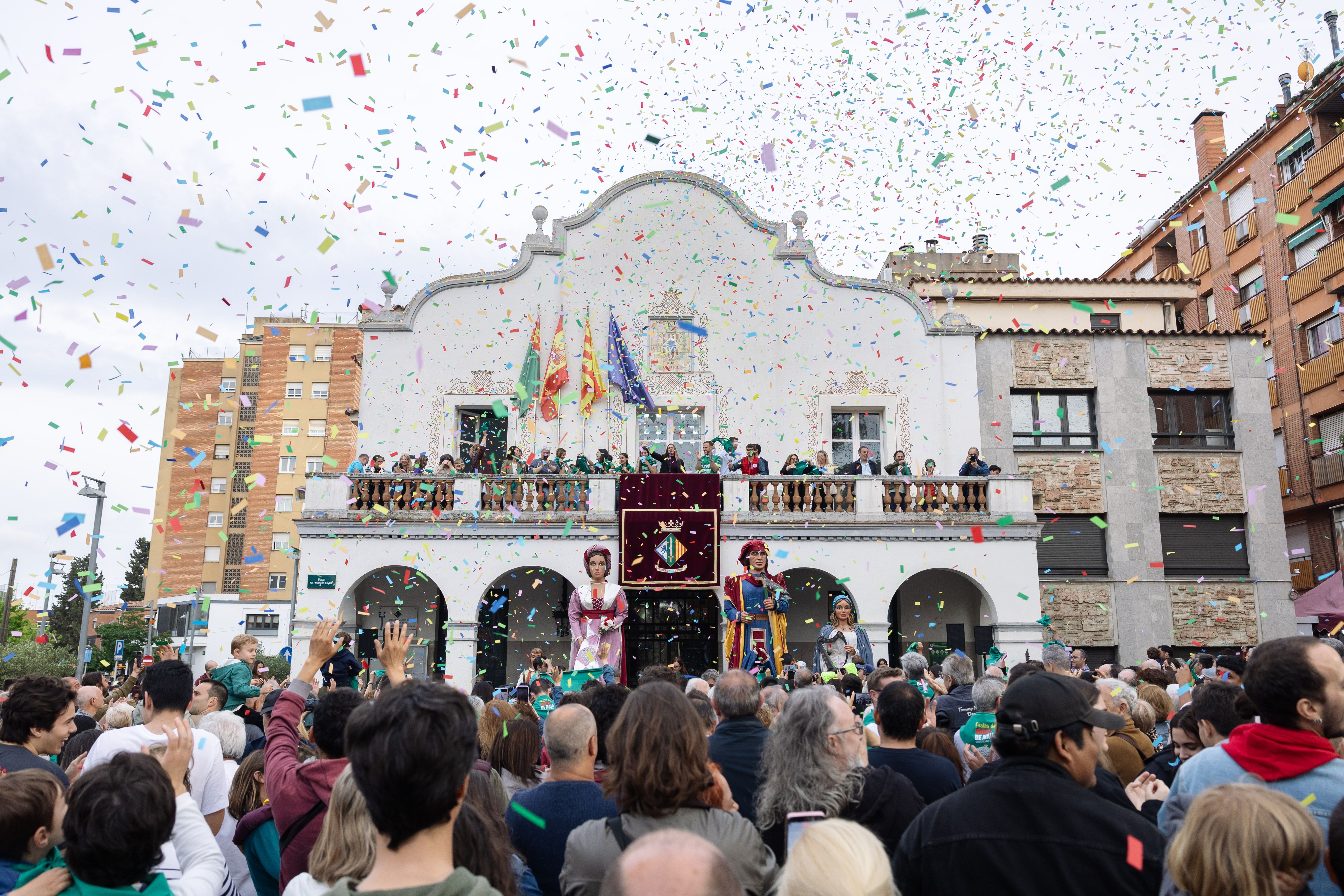 Confeti i eufòria per tancar l’inici de Festa Major. FOTO: Arnau Padilla