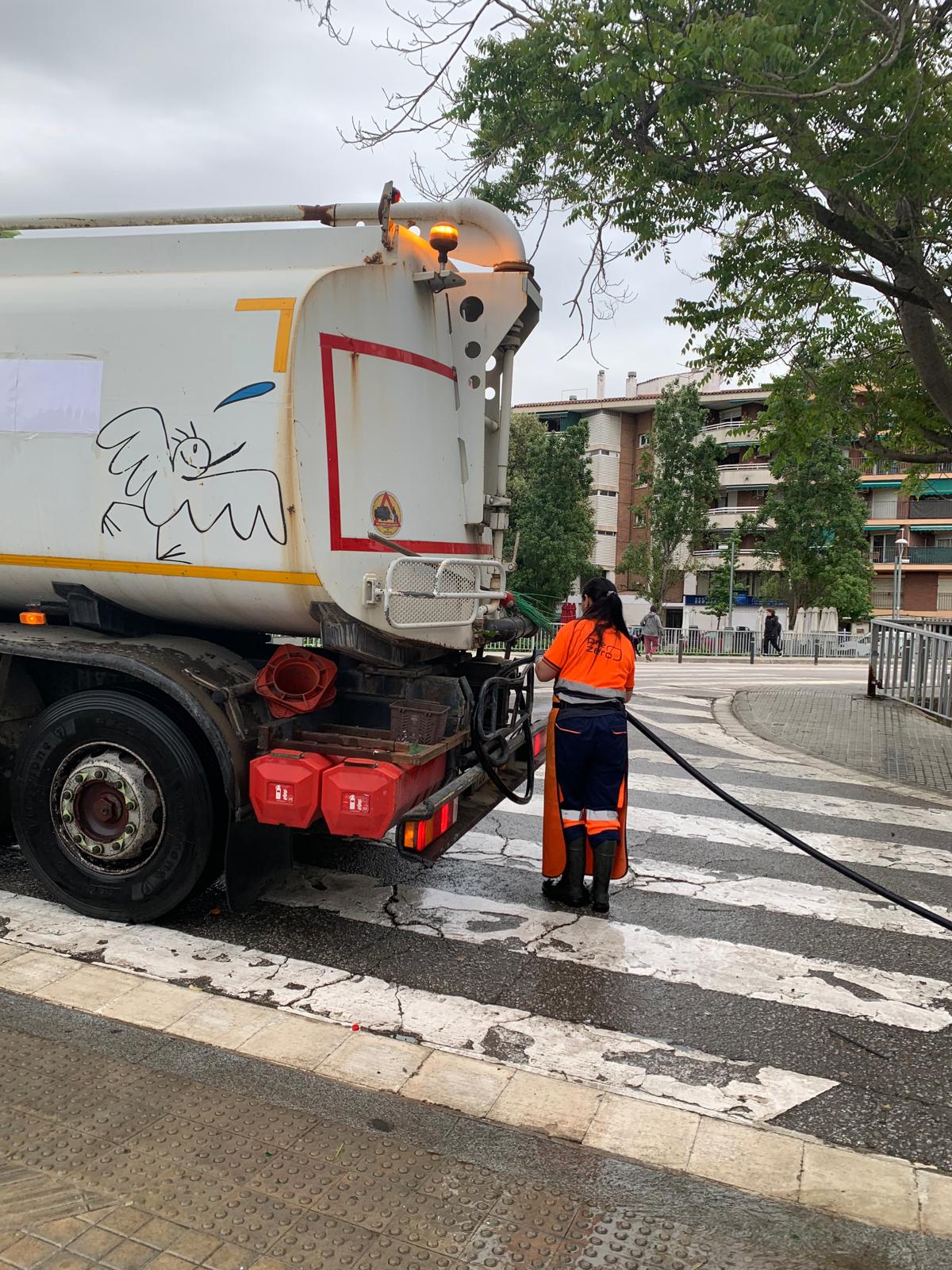 Els operaris comencen la jornada abans que la ciutat es desperti per preparar el segon dia del Roser. FOTO: Judit Josa