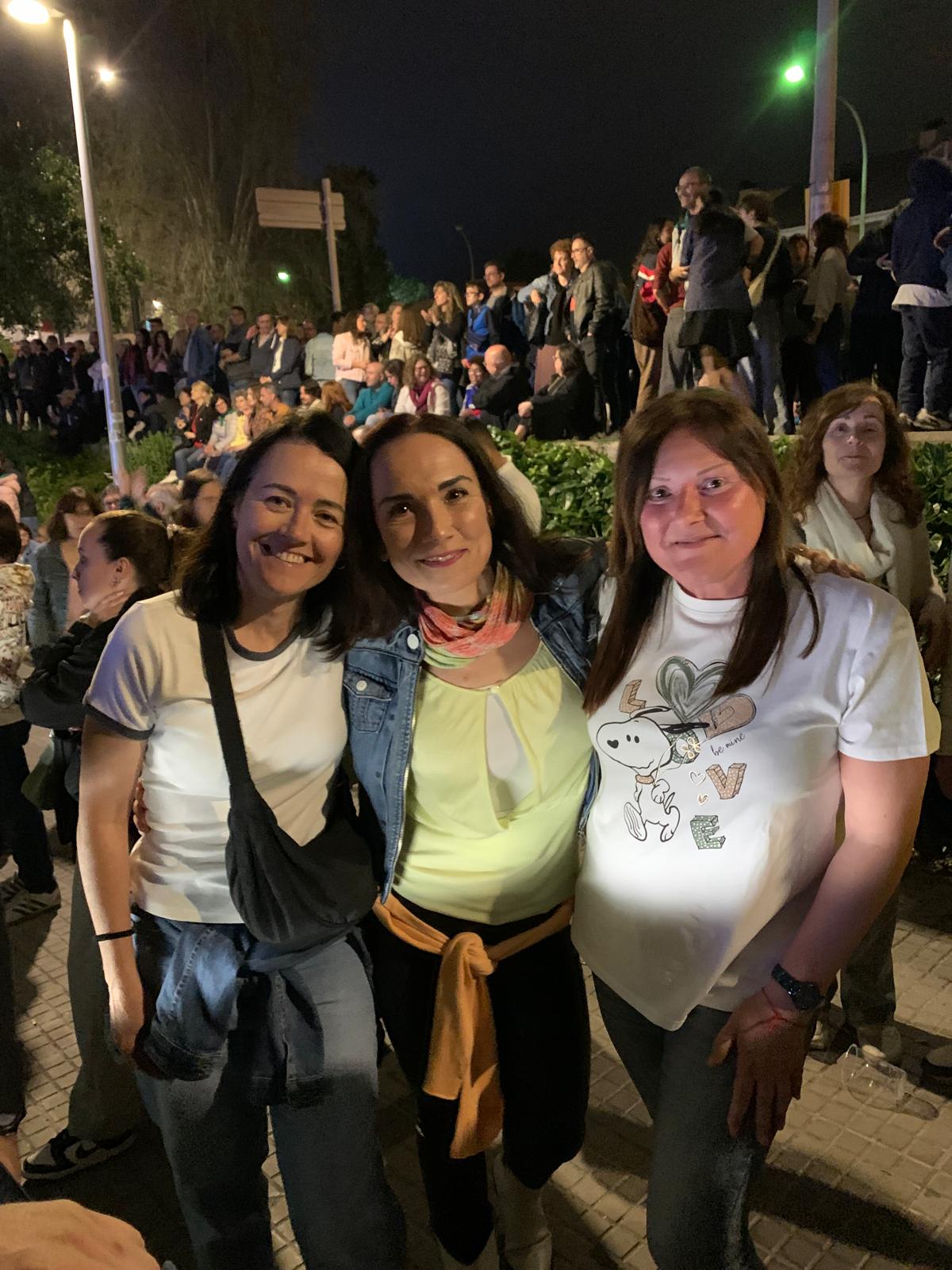 35 anys després, tres amigues de Cerdanyola reviuen al Turonet el concert del 20 d'abril de 1991 al Pavelló, amb Sau, Sopa de Cabra i els Pets.  Foto: Judit Josa