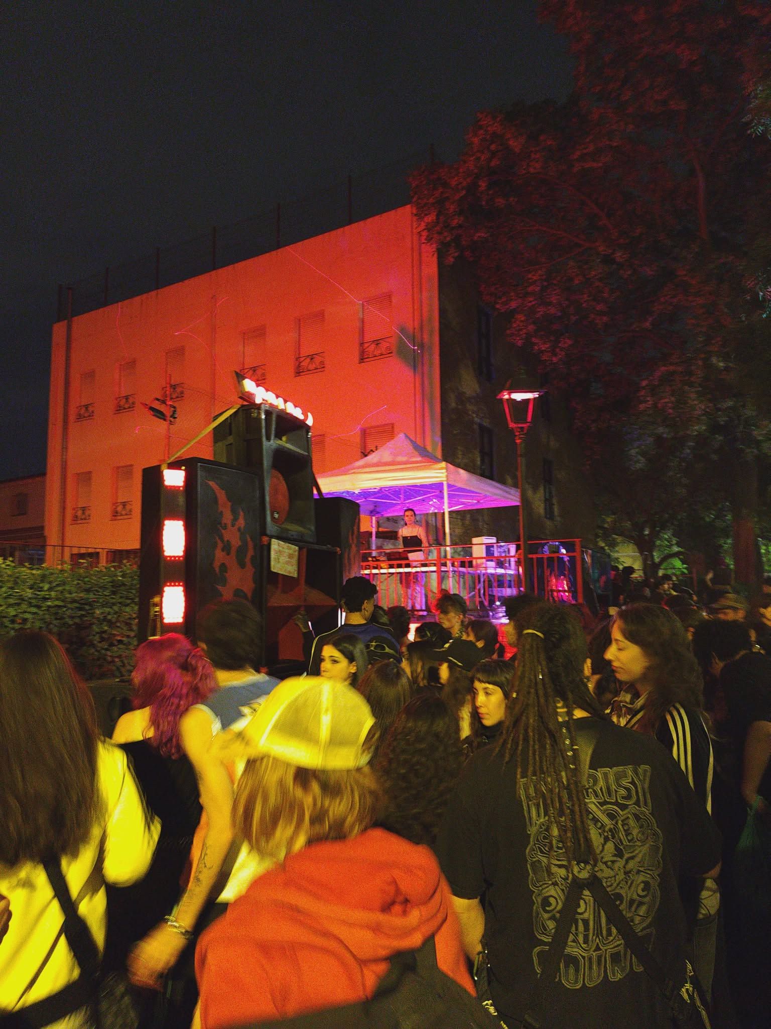 La plaça de Jaume Grau i Altayó, al barri de Sant Ramon, plena a petar amb la proposta de Sound Systems. FOTO: Lola Morral
