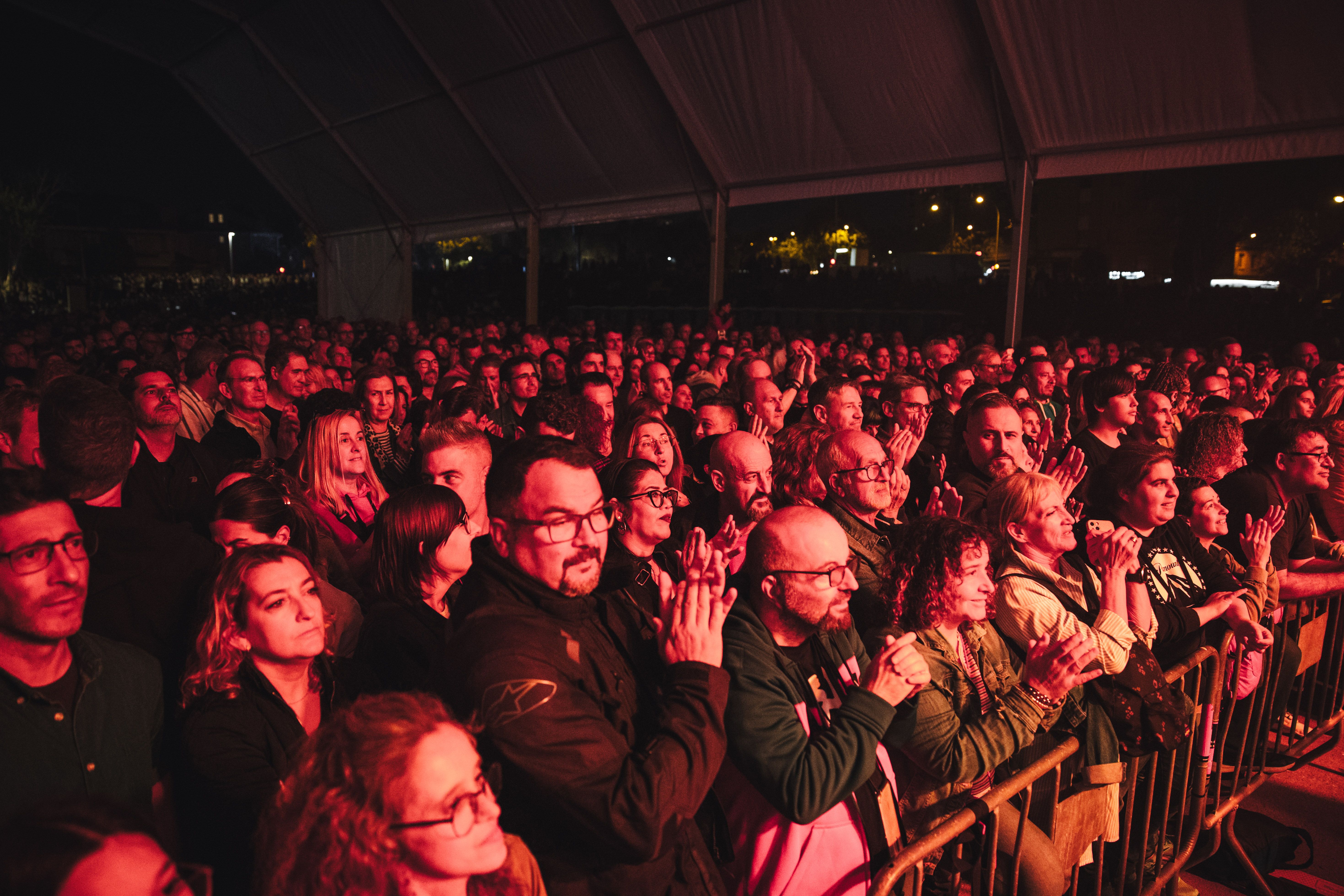 El Parc del Turonet ple de gom a gom en una de les nits més multitudinàries del Roser. FOTO: Arnau Padilla