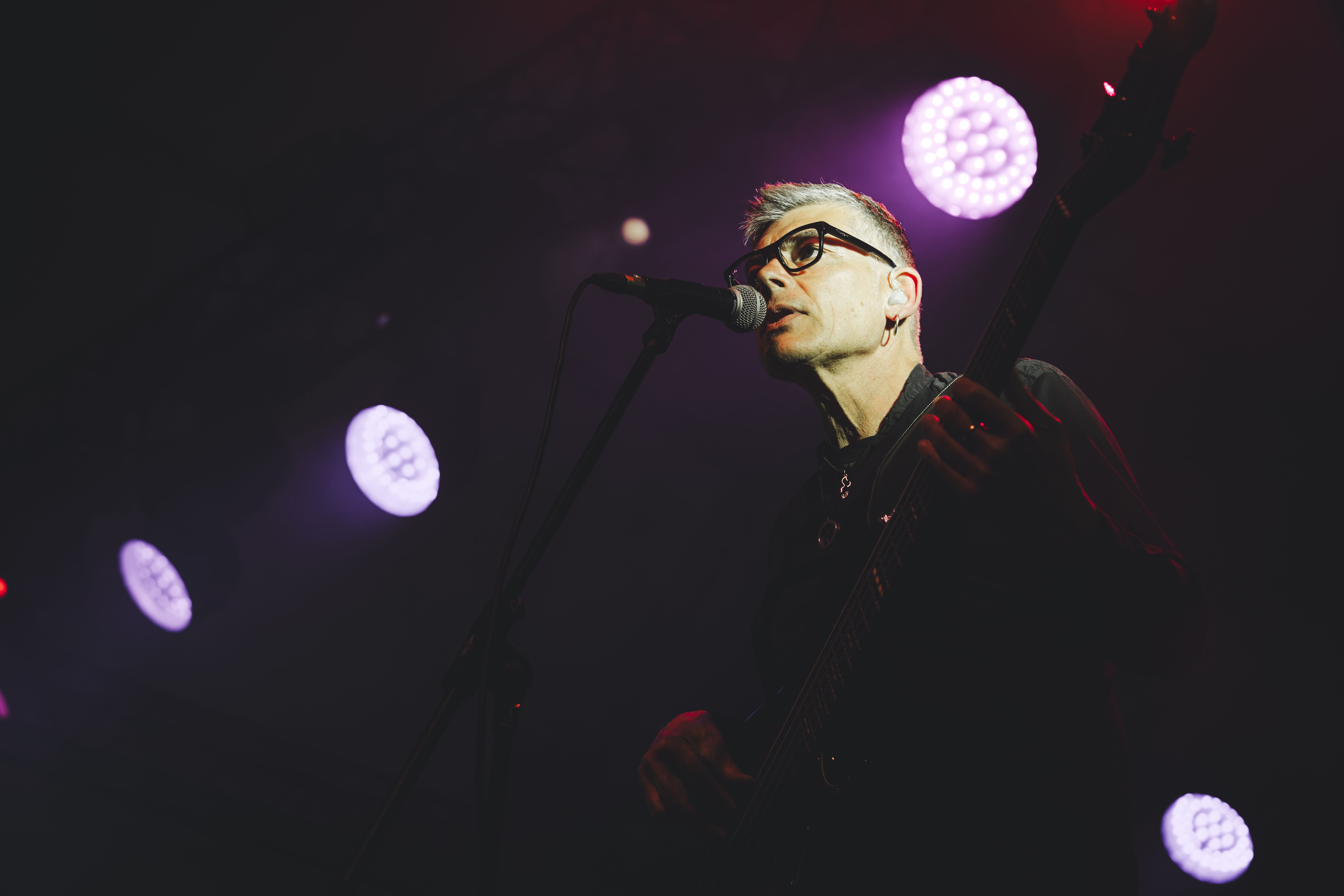 Detall del directe amb llums i fum que reforcen l’atmosfera del concert. FOTO: Arnau Padilla