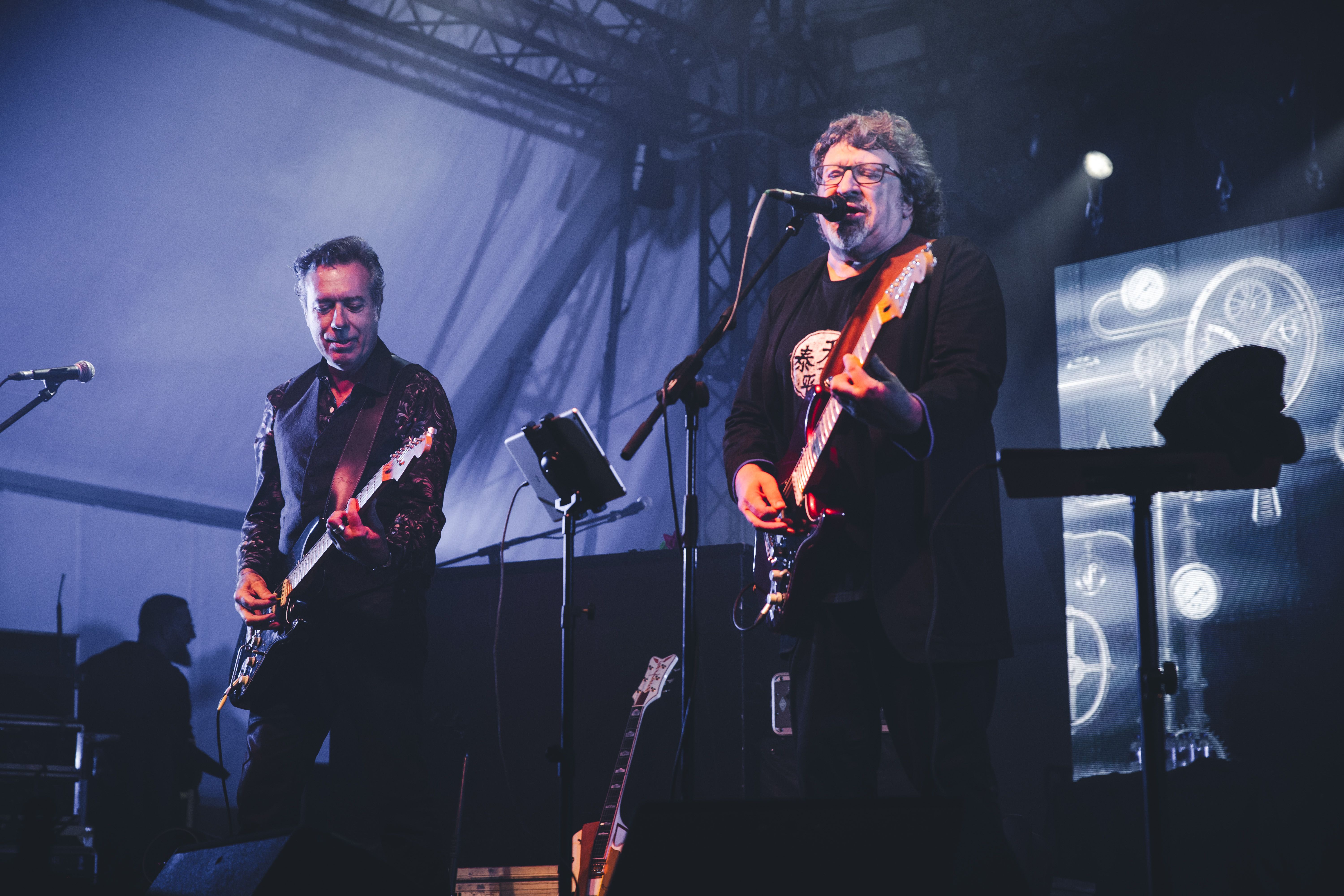 Pep Sala, a la veu i guitarra, liderant el directe amb els grans èxits del grup. FOTO: Arnau Padilla