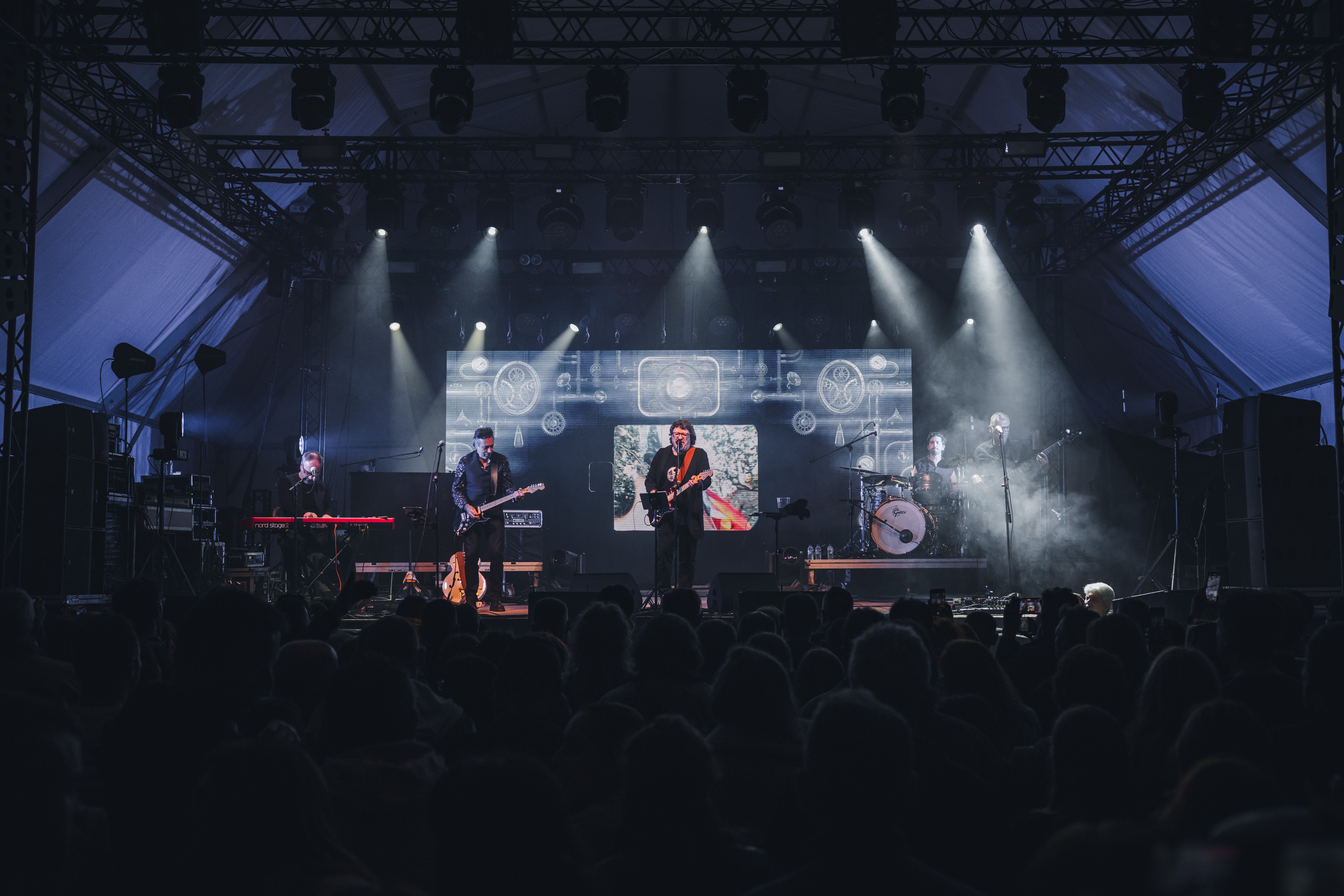 El públic omple l’espai per viure una nit de rock català amb Sau, 35 anys després de la seva primera actuació a Cerdanyola. FOTO: Arnau Padilla