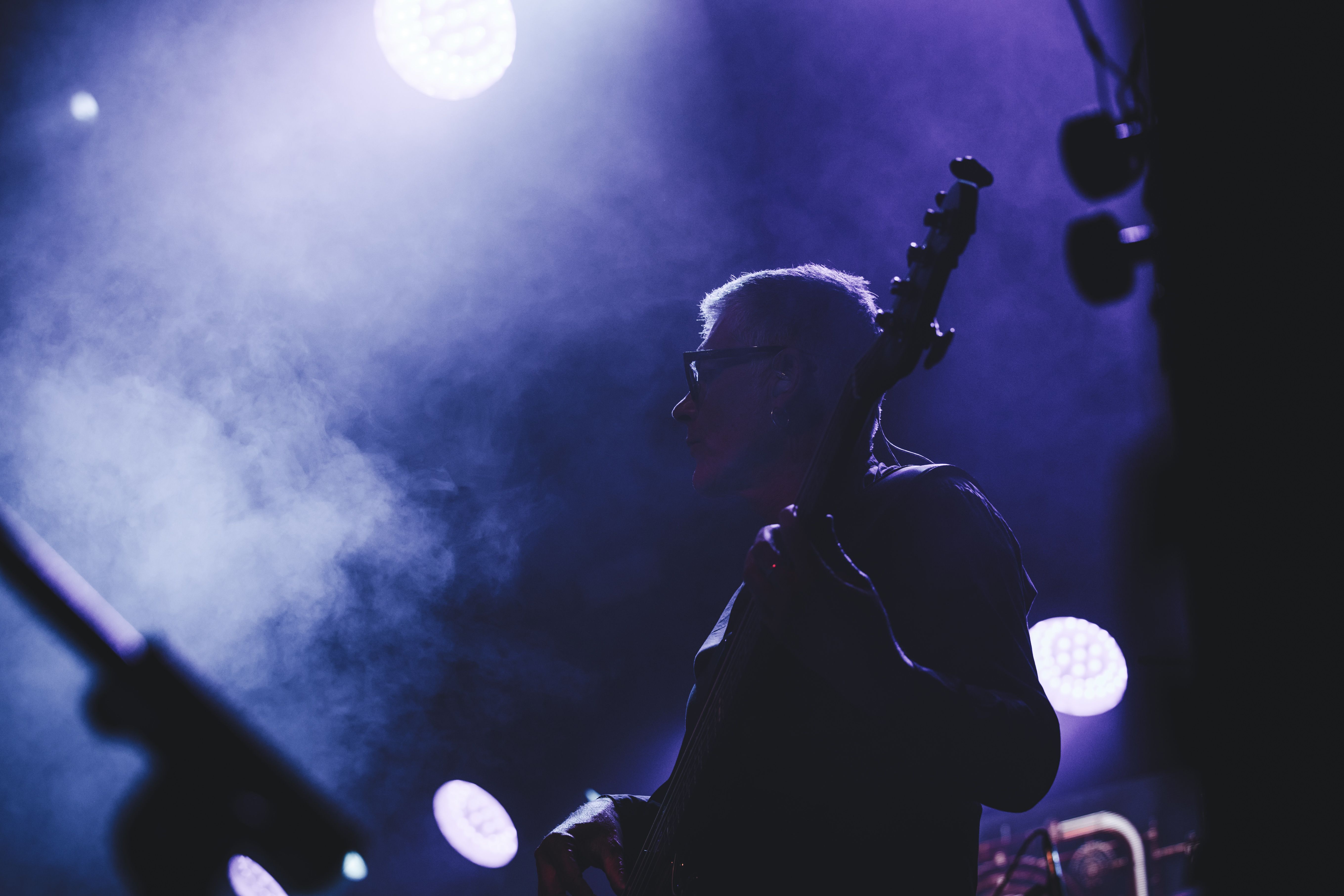 Detall del directe amb llums i fum que reforcen l’atmosfera del concert. FOTO: Arnau Padilla