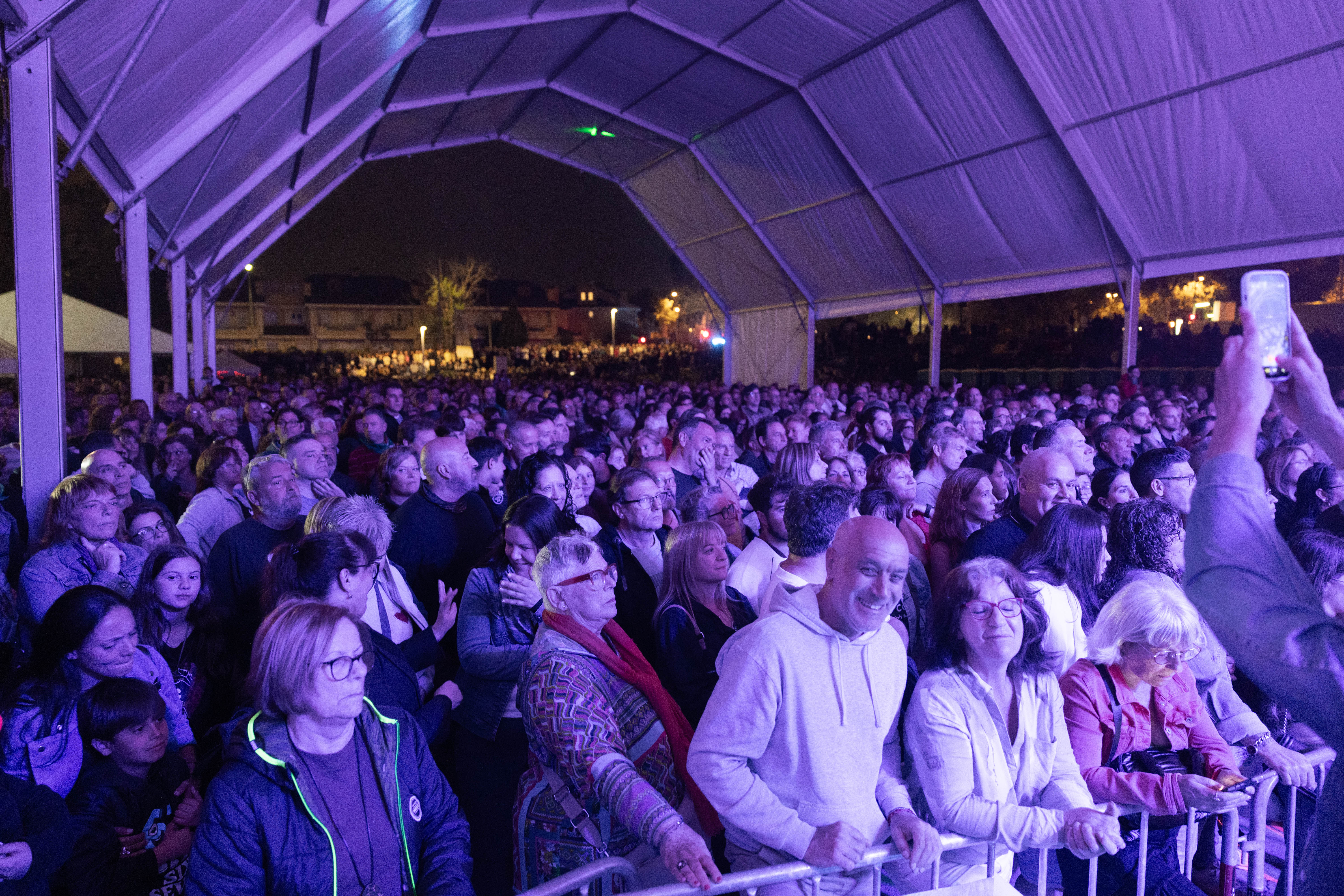 L’ambient festiu es barreja amb la nostàlgia dels grans himnes. FOTO: Arnau Padilla