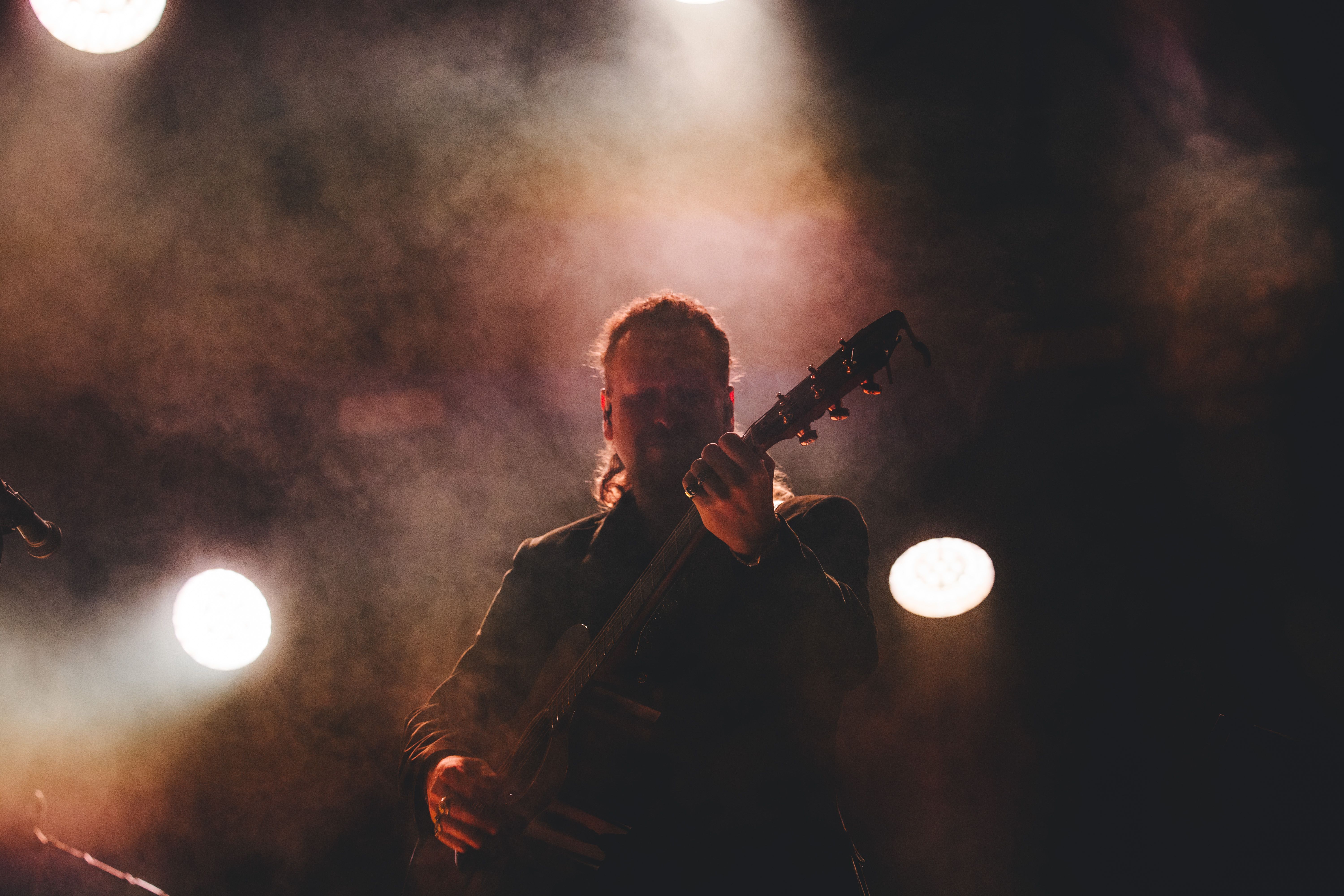 La banda acompanya Goñi en un concert marcat per la força del so elèctric i la posada en escena. FOTOS: Arnau Padilla
