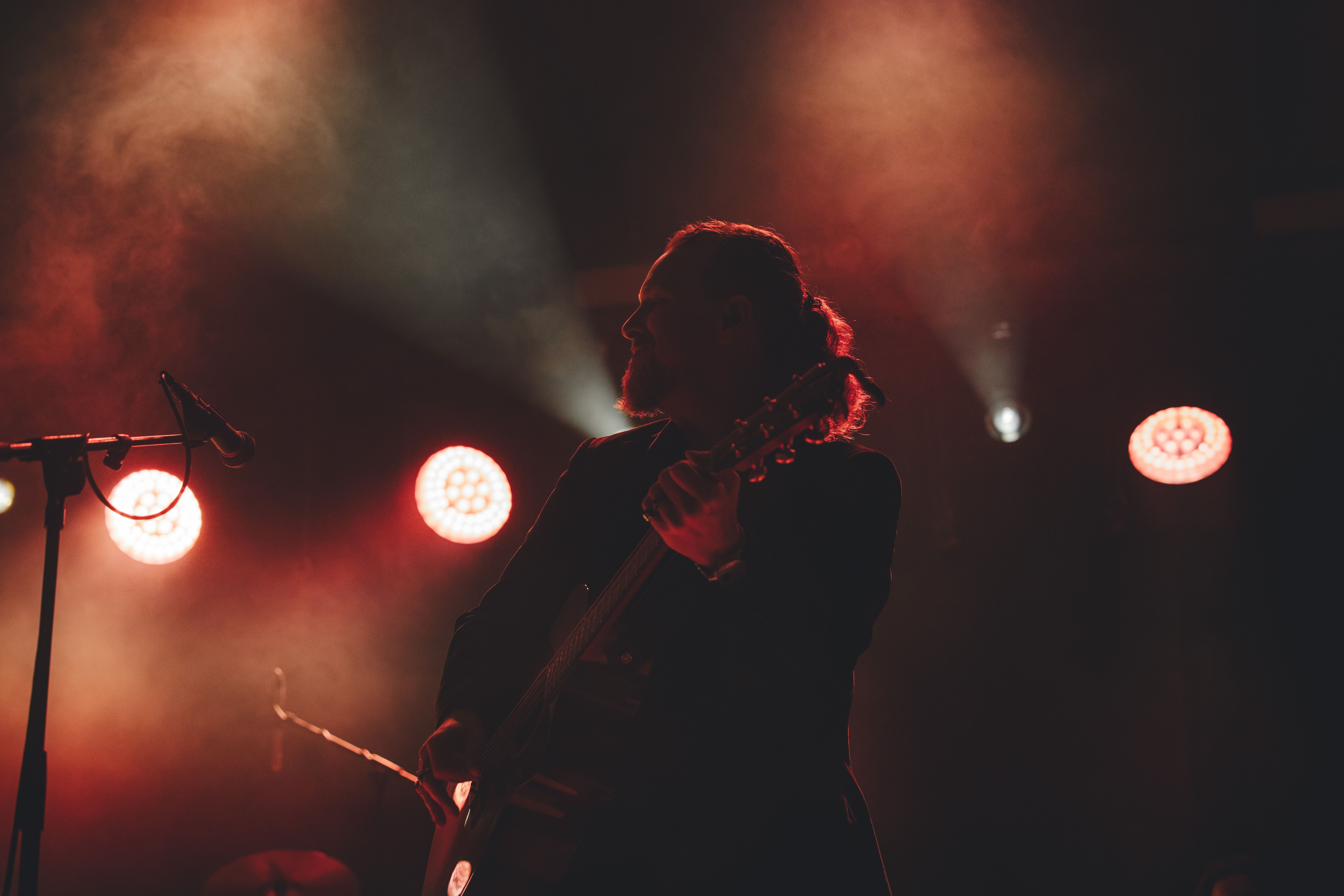 Els músics de Revólver, sota un joc de llums potent, en un dels moments àlgids del concert. FOTOS: Arnau Padilla