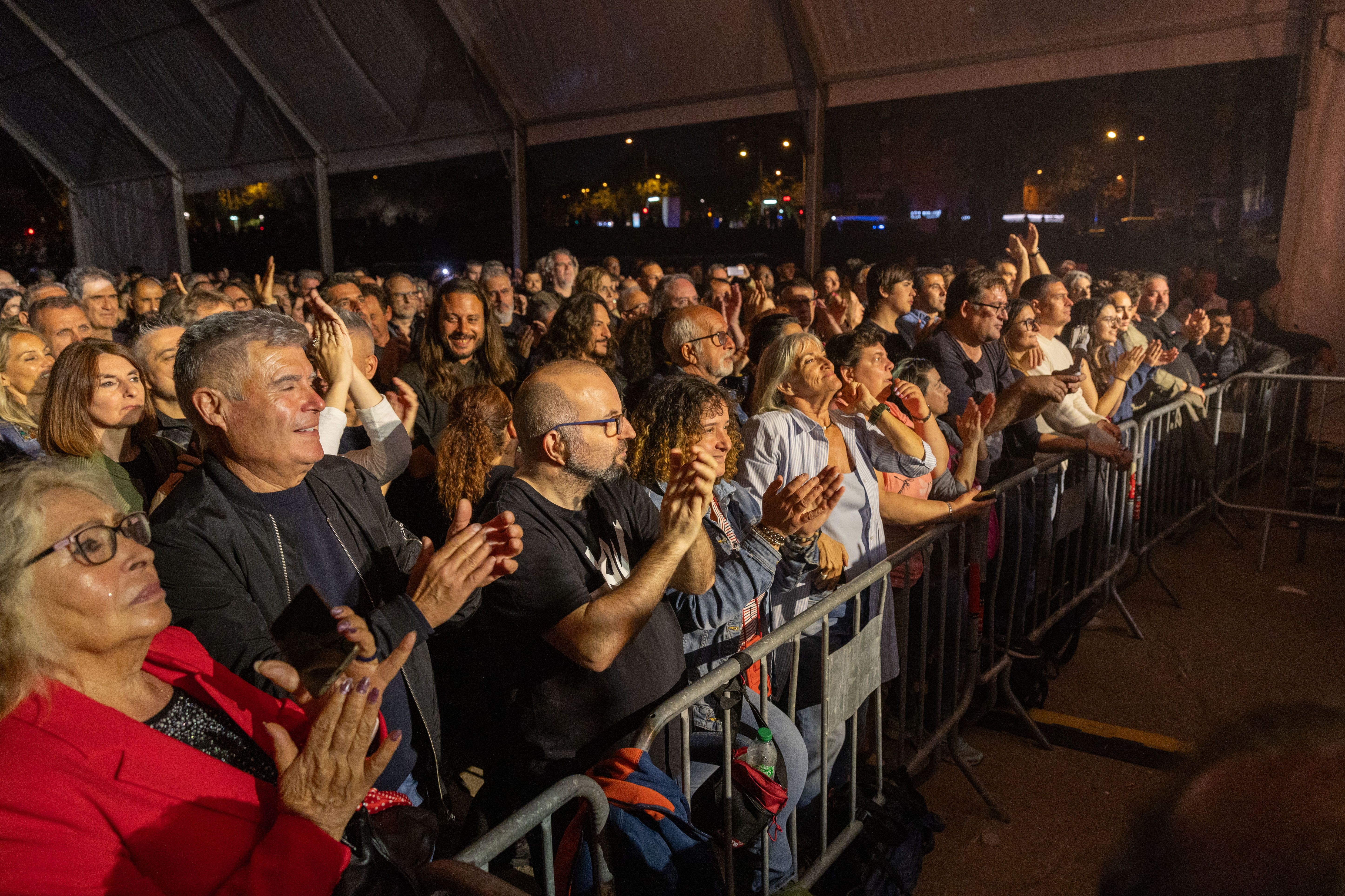 El públic omple el recinte i respon amb aplaudiments durant tot el concert. FOTOS: Arnau Padilla