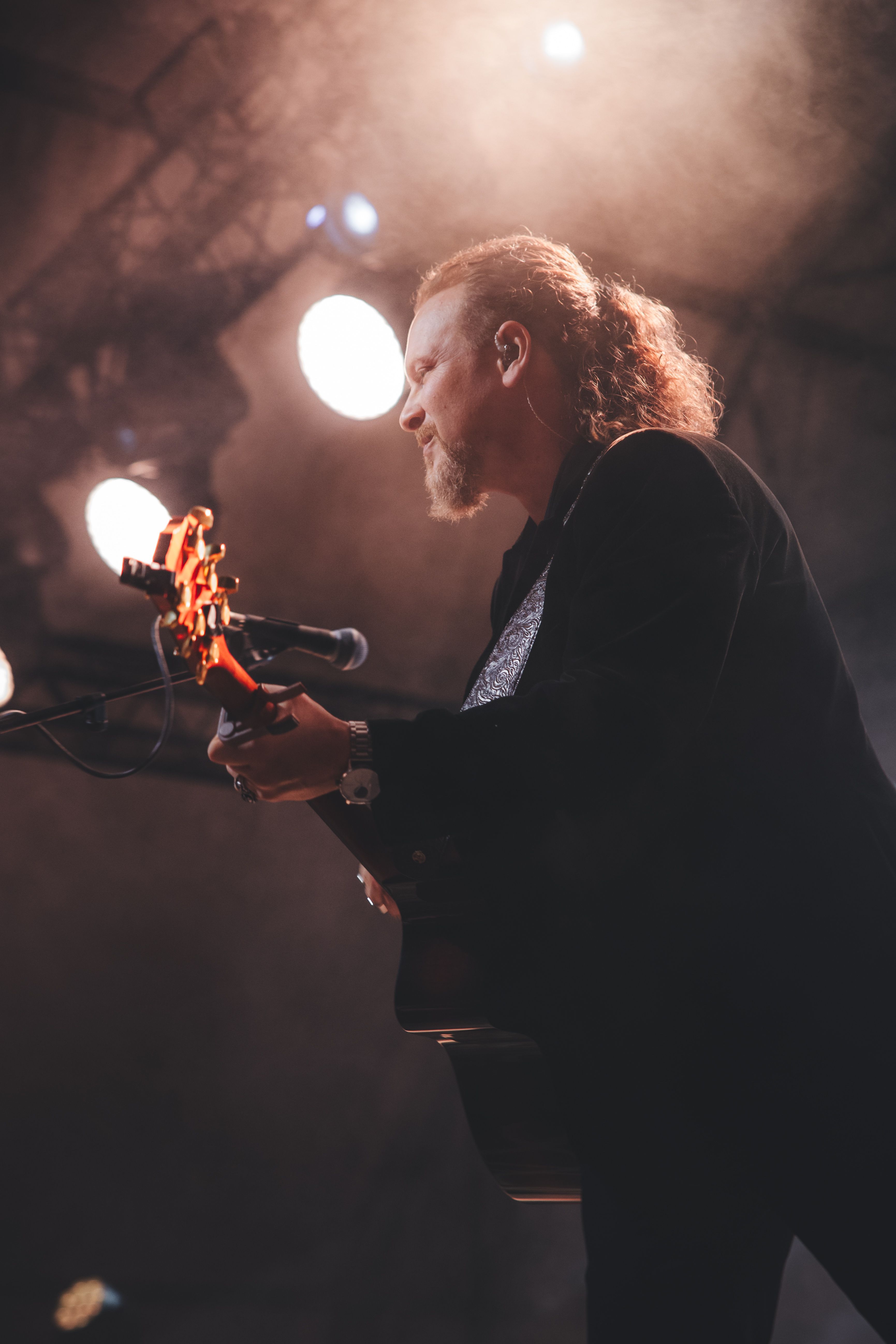 Un dels guitarristes de la banda, en primer pla, durant una actuació plena de matisos. FOTOS: Arnau Padilla