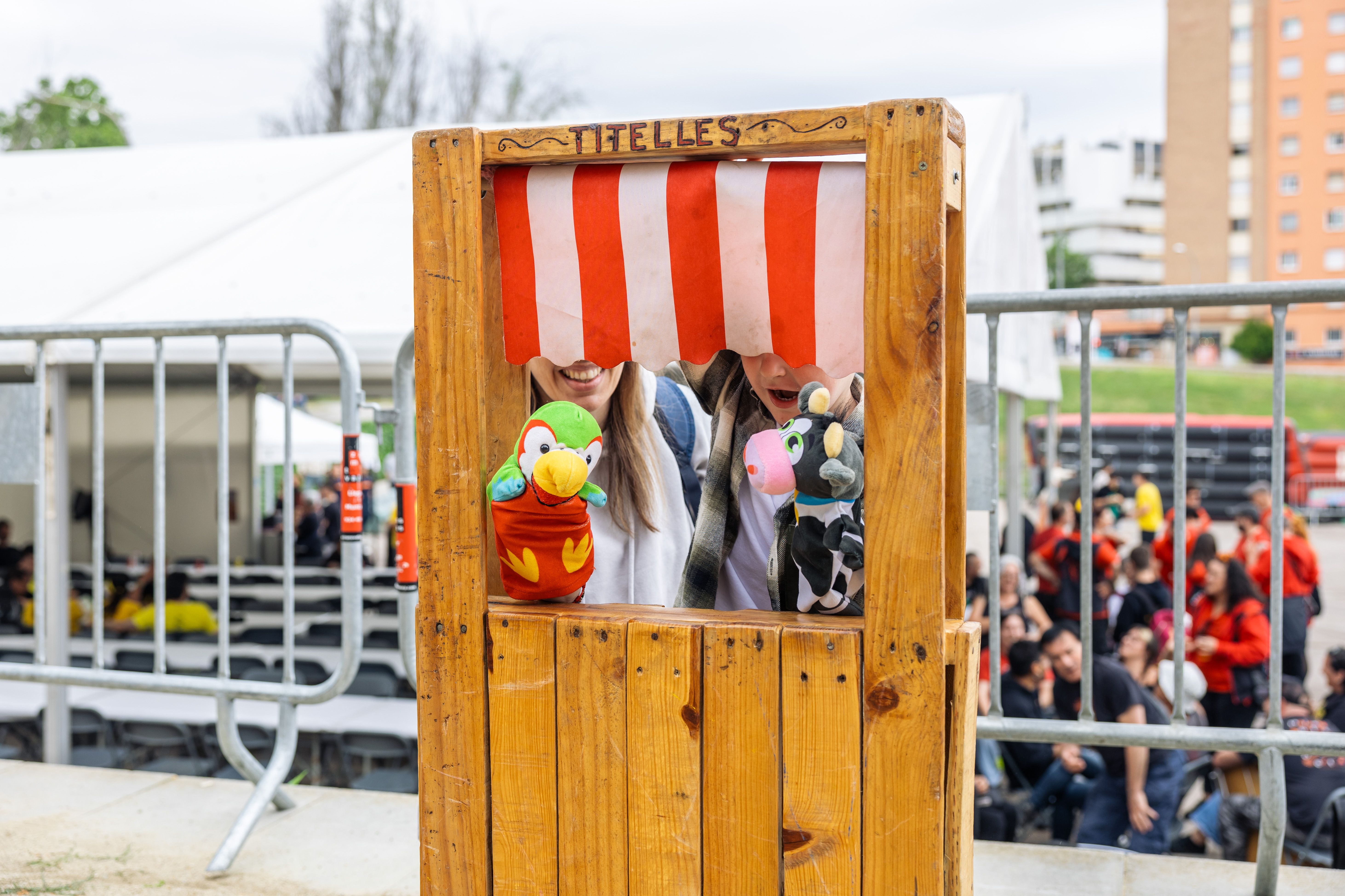 Un espai de titelles acosta el joc simbòlic als més petits al parc del Turonet. FOTO: Arnau Padilla