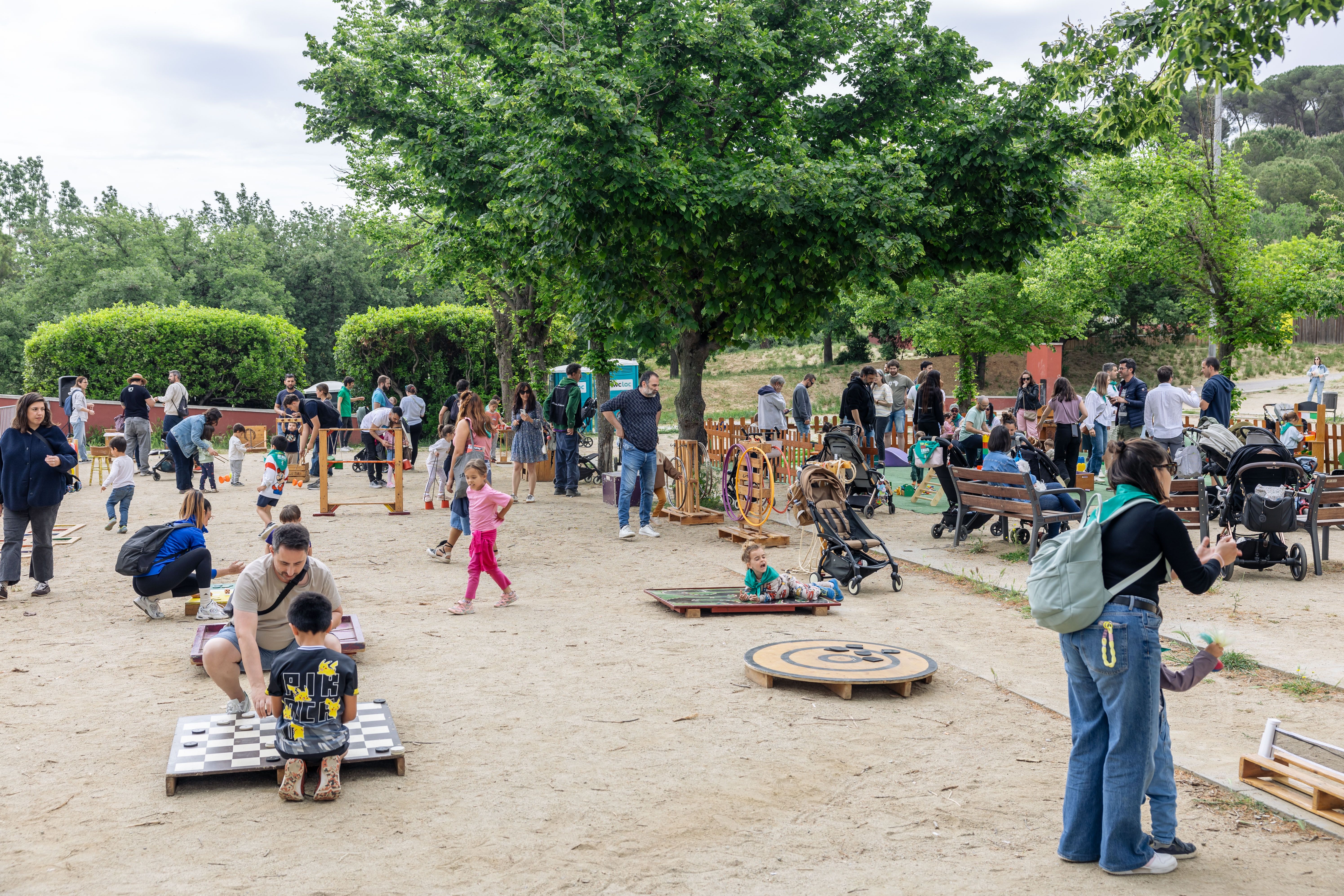 El parc del Turonet s’omple de famílies en una jornada de joc i convivència. FOTO: Arnau Padilla