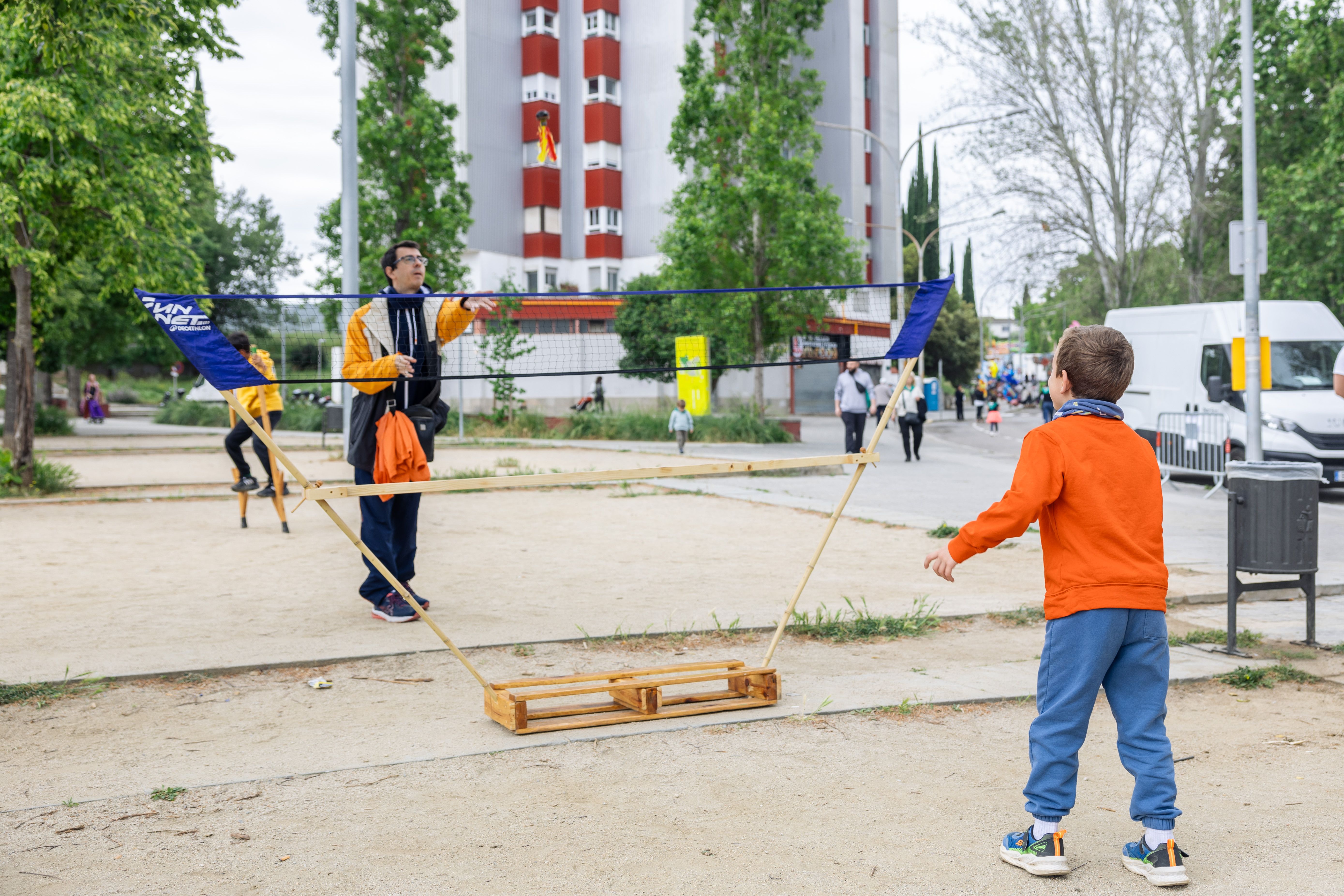 Petits i grans comparteixen jocs com el bàdminton en l’espai familiar. FOTO: Arnau Padilla