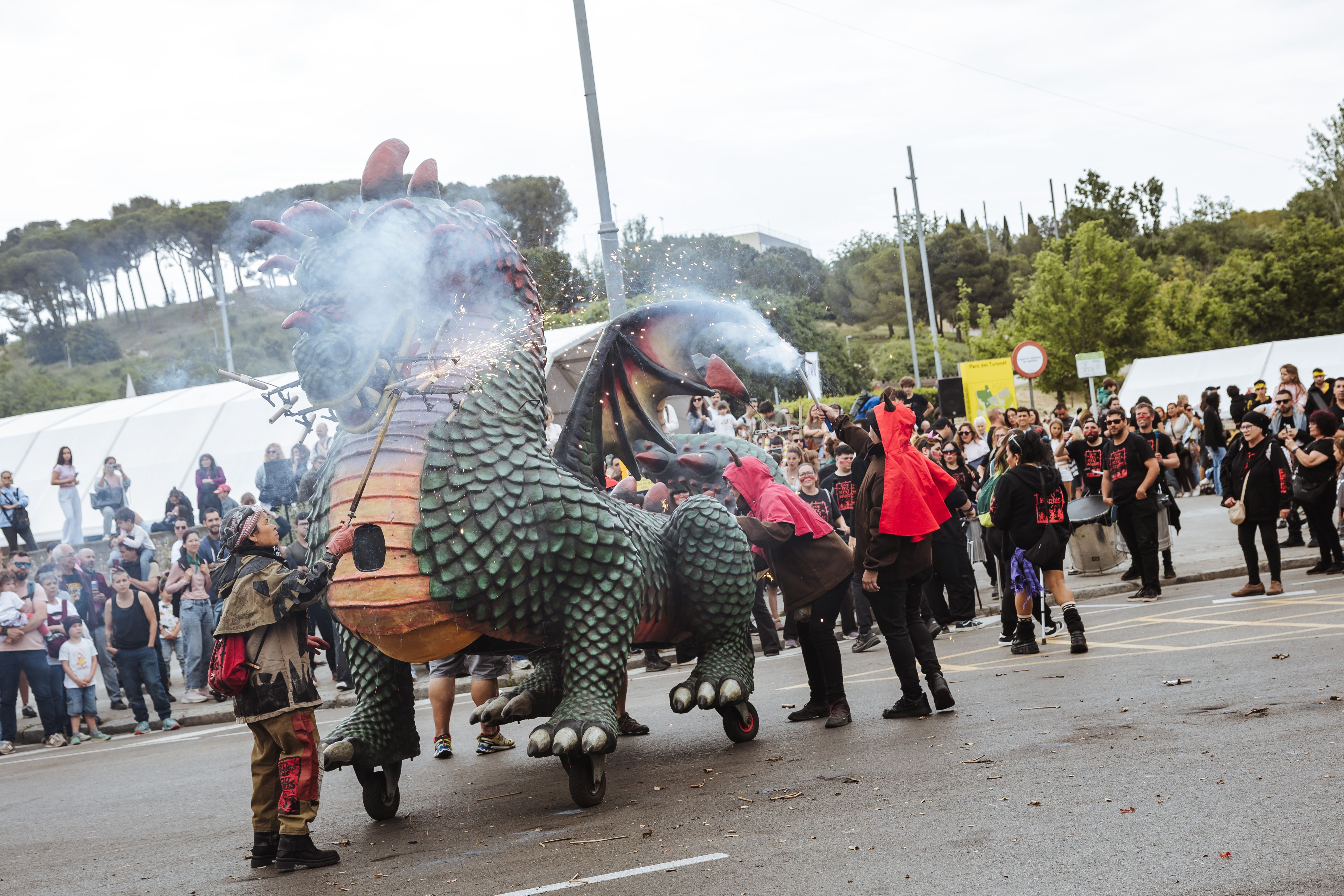 El drac treu foc davant del públic durant el correfoc del Roser de Maig. FOTOS: Arnau Padilla